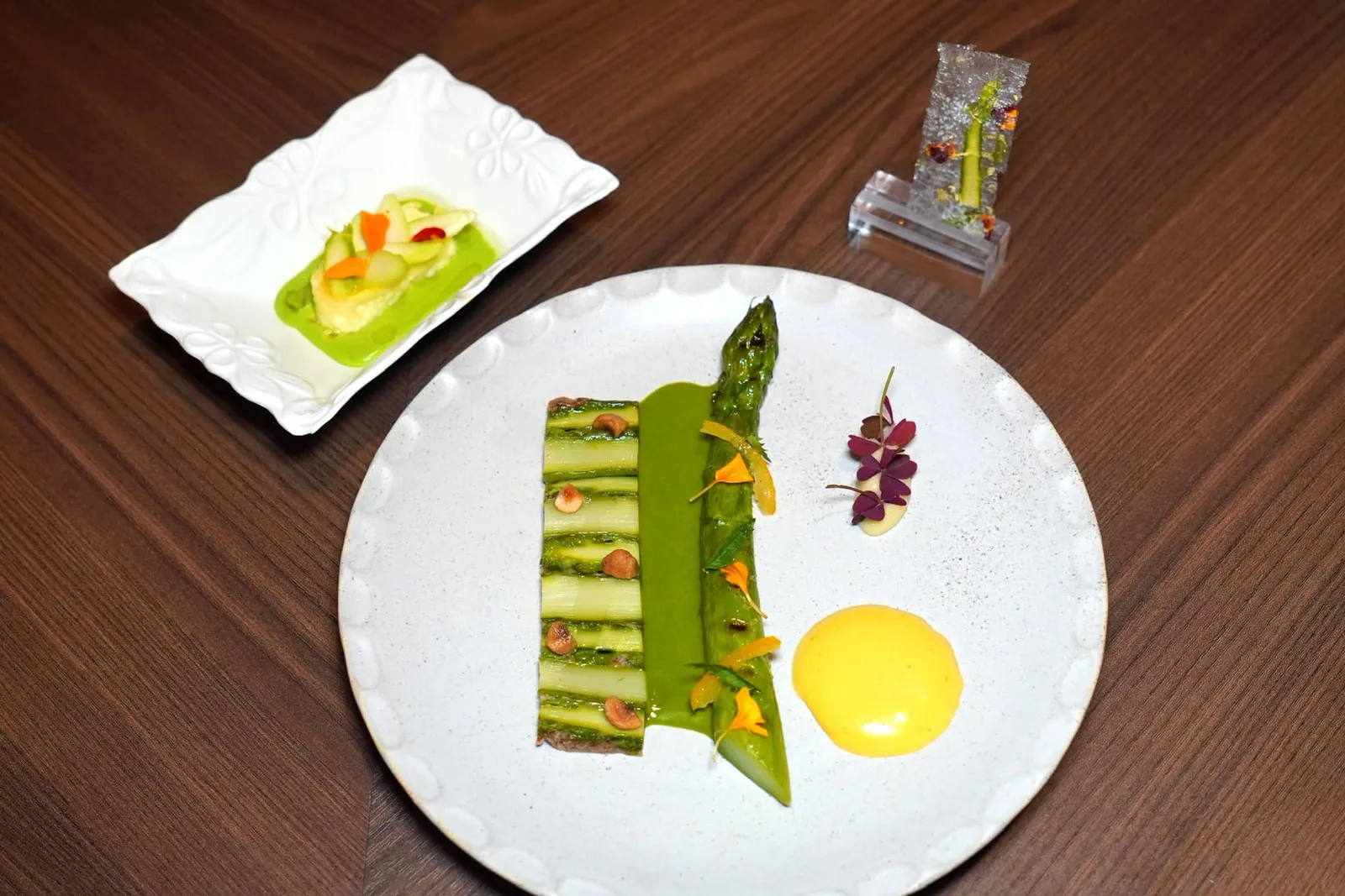L'asperge French Asparagus | Bergamot | Tagette คอร์สแรกอย่างเป็นทางการเชฟตั้งนำเสนอความหลากหลายของหน่อไม้ฝรั่งซึ่งเป็นตัวแทนของฤดูใบไม้ผลิ (17/20)