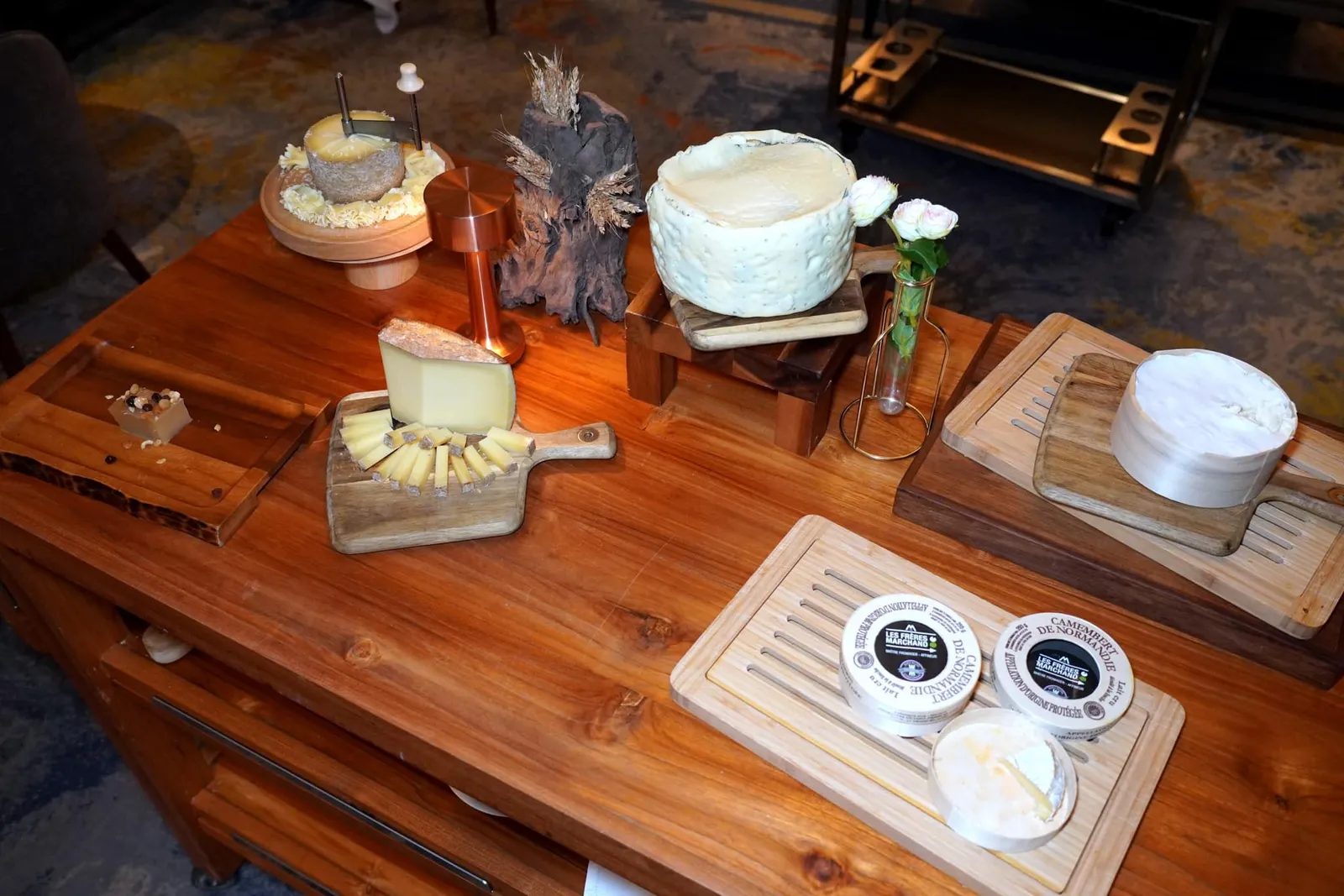 Le Fromage “Les Frères Marchand” Cheese สำหรับคอร์สชีสทางร้านนำเข้ามาจาก Fromage Les Frères Marchand เราสามารถเลือกชิมได้ 4 อย่างประกอบไปด้วย Brin d'Amour, Comté, Camembert และ Brillat-Savarin