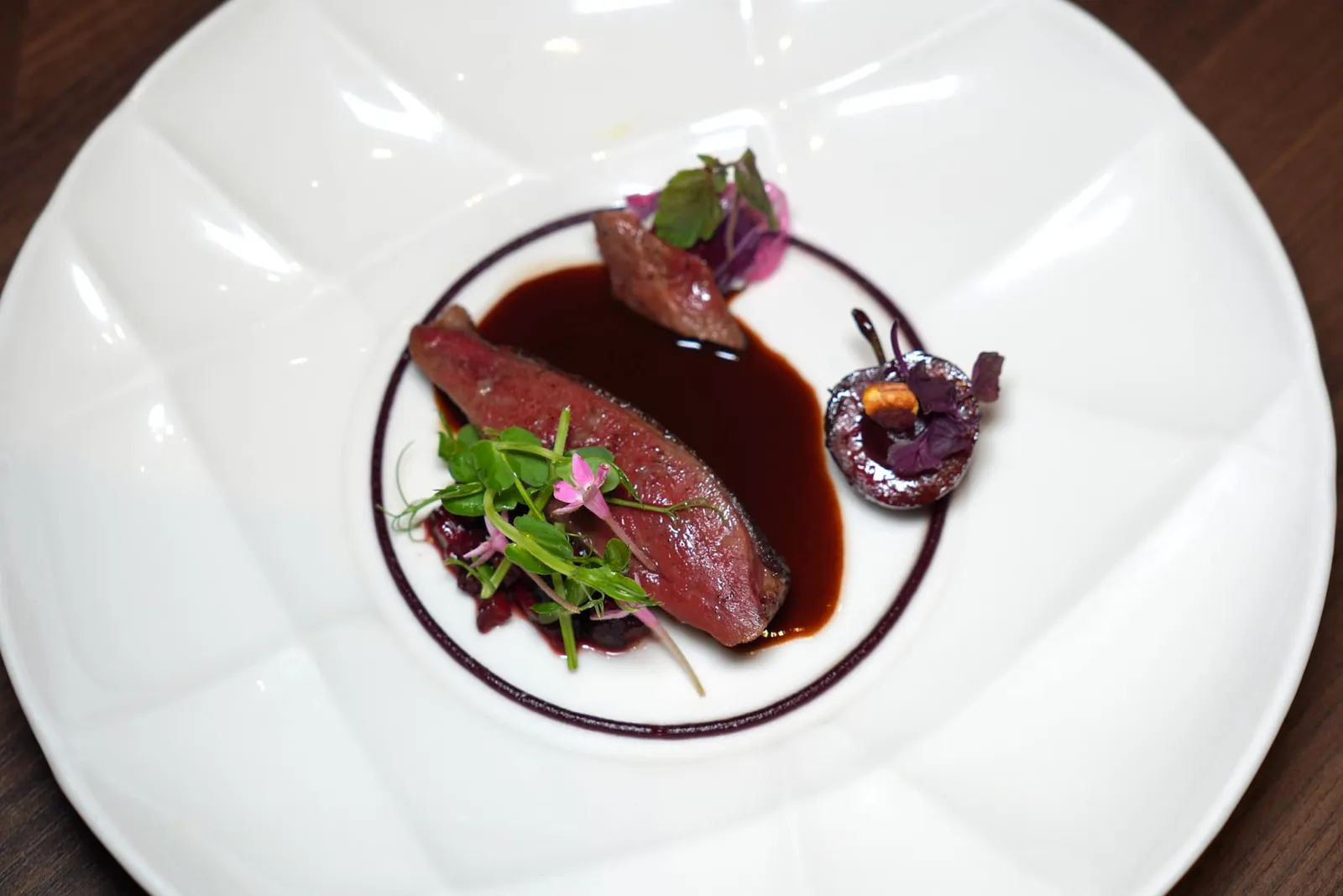 Le Pigeon Pigeon | Cherry | Pistachio | Star Flower เชฟเลือกใช้ส่วนอกนำไปหมักกับไวน์ขาวเสิร์ฟมาที่ความสุกแบบ Rare เพื่อคงความฉ่ำของเนื้อ ข้างกันคือ Cherry Compote, Cherry Jelly และ Cherry Chutney ให้รสเปรี้ยวตัดกันกับความเข้มข้นของเนื้อนกที่ราดด้วยซอส Pigeon Jus ได้อย่างลงตัว (17/20)