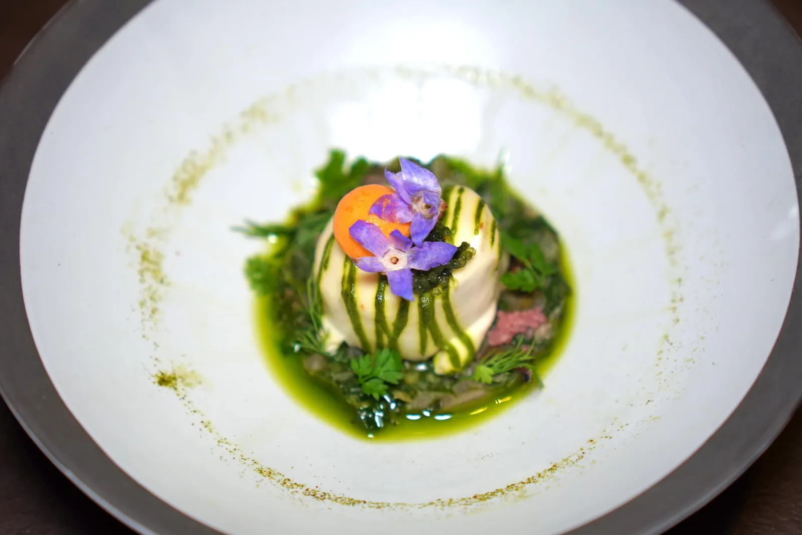 Le Saint Jacques “Glênan” Scallop | Potagère | Borage หอยเชลล์ยักษ์จากหมู่เกาะ Glênan ในแคว้น Brittany ประเทศฝรั่งเศส เชฟนำมานึ่งจนสุก นุ่ม และหวาน เคลือบด้วยซอส Beurre Blanc ให้ความครีมมี่และความนวล ด้านบนท็อปด้วย Scallop Wing Pearl รวมไปถึงดอก Borage และสาหร่ายพวงองุ่น ด้านล่างคือ Potagère หรือสลัดที่ประกอบขึ้นจากหอมใหญ่, กระเทียมต้น และผักโขมสับและผัดรวมกันนั่นเอง (16/20)