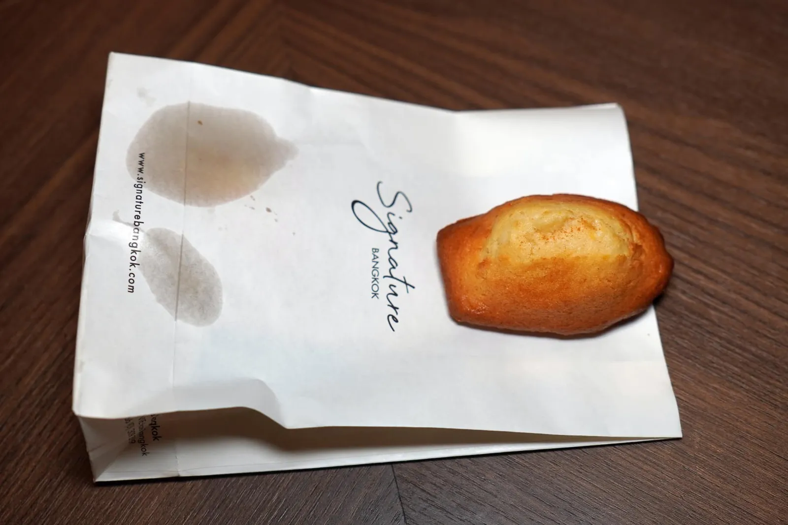 Madeleine จากนั้นพนักจะมอบขนม Madeleine ติดไม้ติดมือกลับบ้านไปด้วย