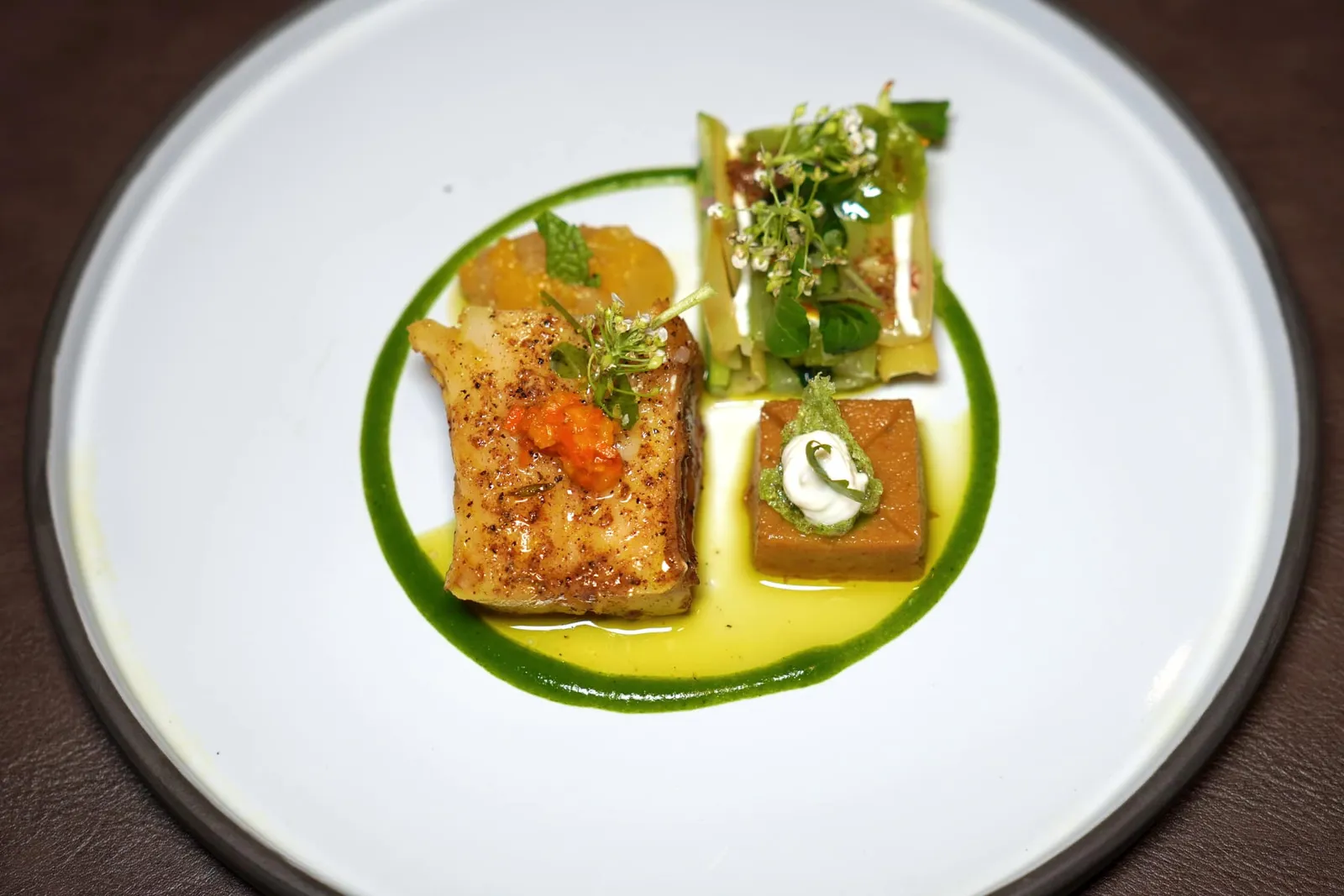 La Mer “Laurent Daniel” Fish | Chiang Mai Vegetable | 14 Spices of Maroccan ปลา Monk Fish ส่งตรงมาจากฝรั่งเศสโดยคุณ Laurent Daniel เพื่อนของเชฟได้จัดการหามาให้ เชฟนำไปจี่บนกระจนได้เนื้อสัมผัสหนึบพอเหมาะ ด้านบนคือ Chutney มะม่วงให้รสหวานและสลัดผักหลายชนิดจากจังหวัดเชียงใหม่ ชิ้นสี่เหลี่ยมฝั่งขวามือคือเนื้อมะพร้าวท็อปด้วยข้าวเกรียบกรอบและโยเกิร์ต จากนั้นพนักงานจะเทราดซอสที่ประกอบขึ้นจากเครื่องเทศจากแถบประเทศโมร็อกโกถึง 14 ชนิดให้อโรมาที่โดดเด่นไม่เหมือนใครเลยจริง ๆ (17/20)