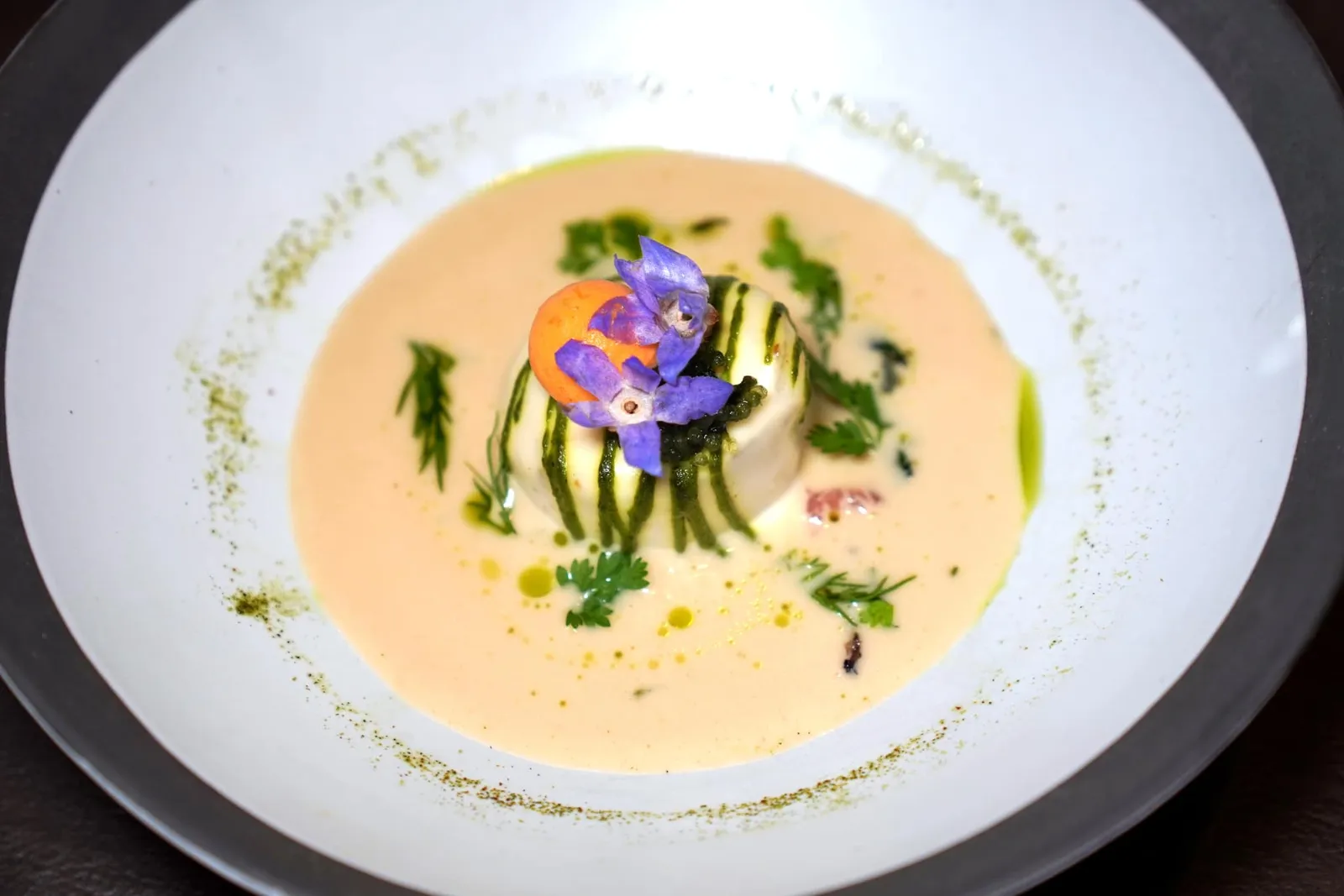 Le Saint Jacques “Glênan” Scallop | Potagère | Borage จากนั้นพนักงานจะเทราด Beurre Blanc Cream Sauce ลงไปช่วยเชื่อมทุกเนื้อสัมผัสเข้าด้วยกัน (16/20)