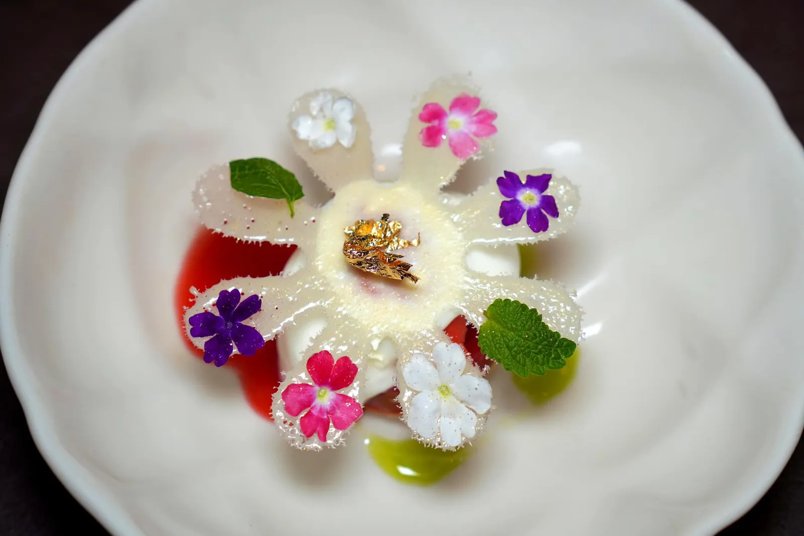 La Fraise Gariguette Strawberry | Yuzu | Oxalis | Begonia อาหารหวานจานหลักคือสตรอว์เบอร์รี่ Gariguette จับคู่กับอโรมาเฉพาะตัวของพริกหวาน ตรงกลางคือ Verbena Cream หอม ๆ ท็อปด้วย Verbena Sugar กรอบ ๆ จากนั้นพนักงานจะเทราดซอสที่ผสมผสานกันระหว่างสตรอว์เบอร์รี่และพริกหวานลงไปนั่นเอง (17/20)