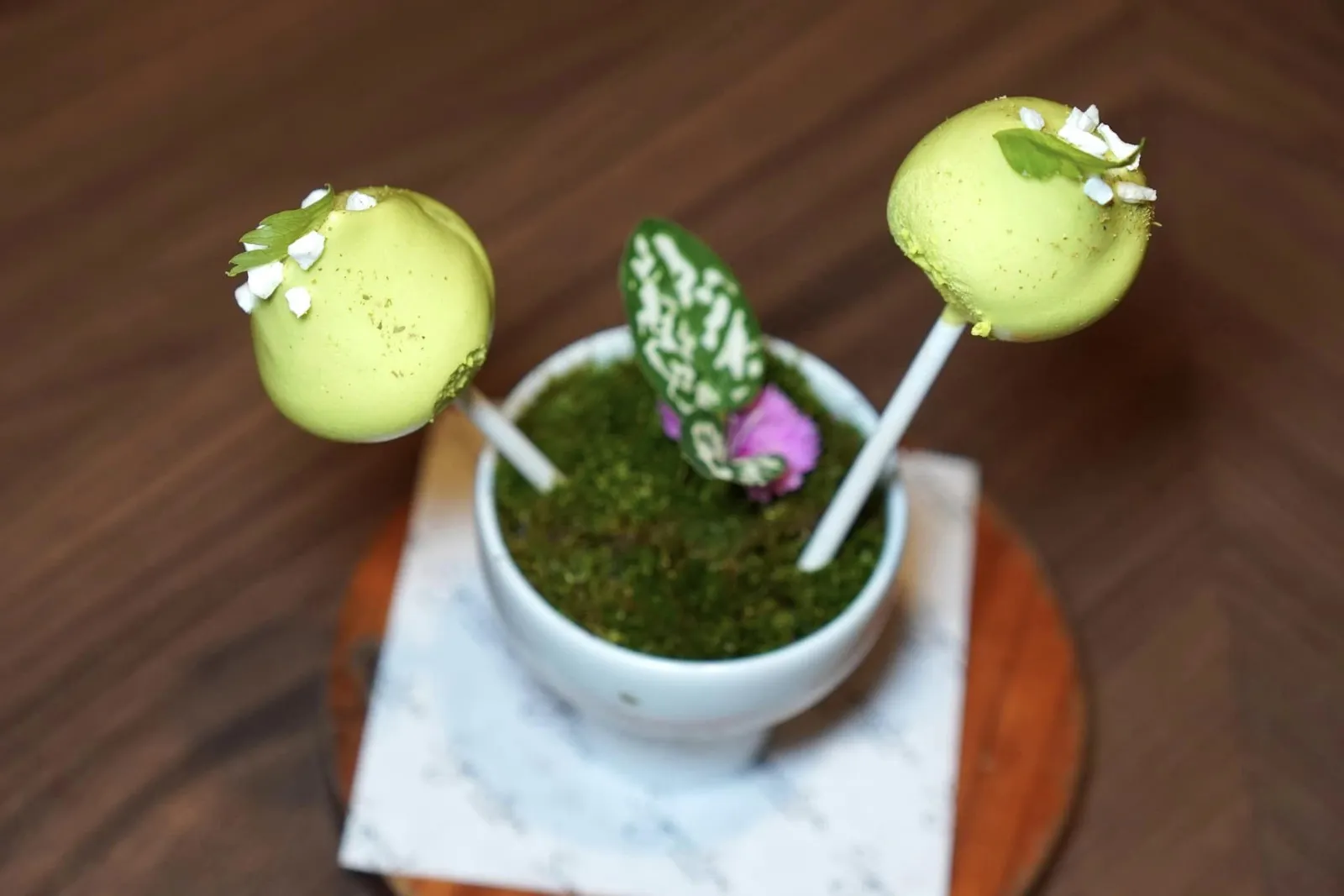 Surprise du Vergers ชิ้น Lolipop ที่ตรงกลางบรรจุ Apple Tartin และ Apple Jelly และโฟมหอมมัน