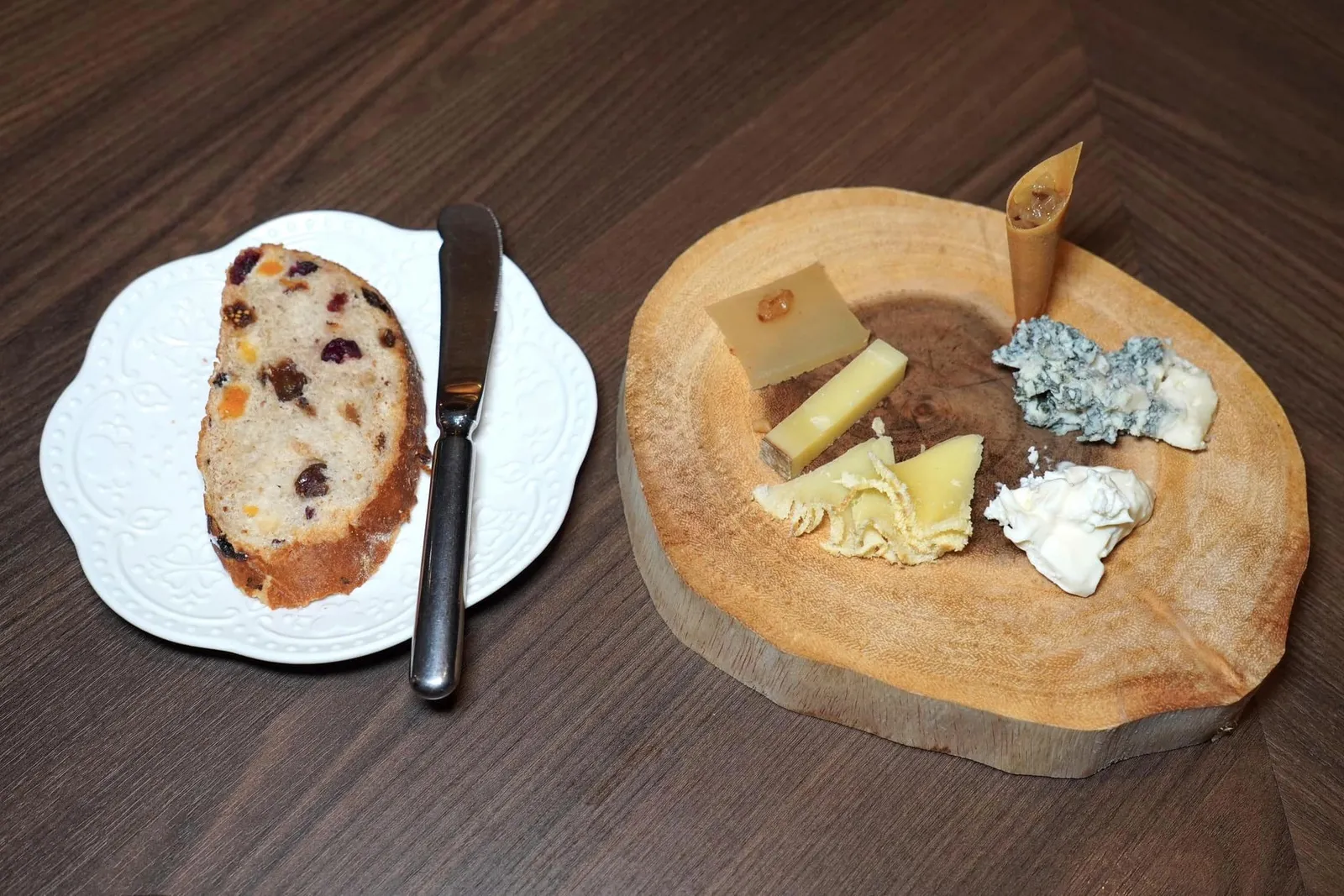 Le Fromage “Les Frères Marchand” Cheese ชีสเสิร์ฟมาคู่กับโคนกรอบบรรจุองค์ประกอบของแอเปิ้ลและหัวหอม ข้างกันคือ Fruit Bread หรือขนมปังผลไม้นั่นเอง