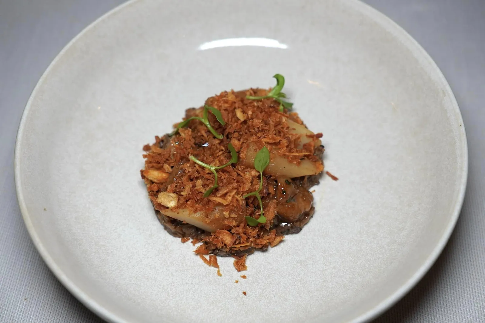 sweetbread / salsify / shiitake / miso hollandaise Sweetbread หรือส่วนต่อมไทมัสของลูกวัวนำไป Sautéed กับเนยก่อนจะ Glazed ด้วยซอส Jus เข้มข้น ด้านล่างรองด้วย Shiitake Mushroom Duxelles หรือเห็ดหอมที่สับมาจนละเอียดให้ Earthy Aroma เฉพาะตัว ด้านบนคือ Salsify เคี้ยวสู้ฟันเล็กน้อย (17/20)