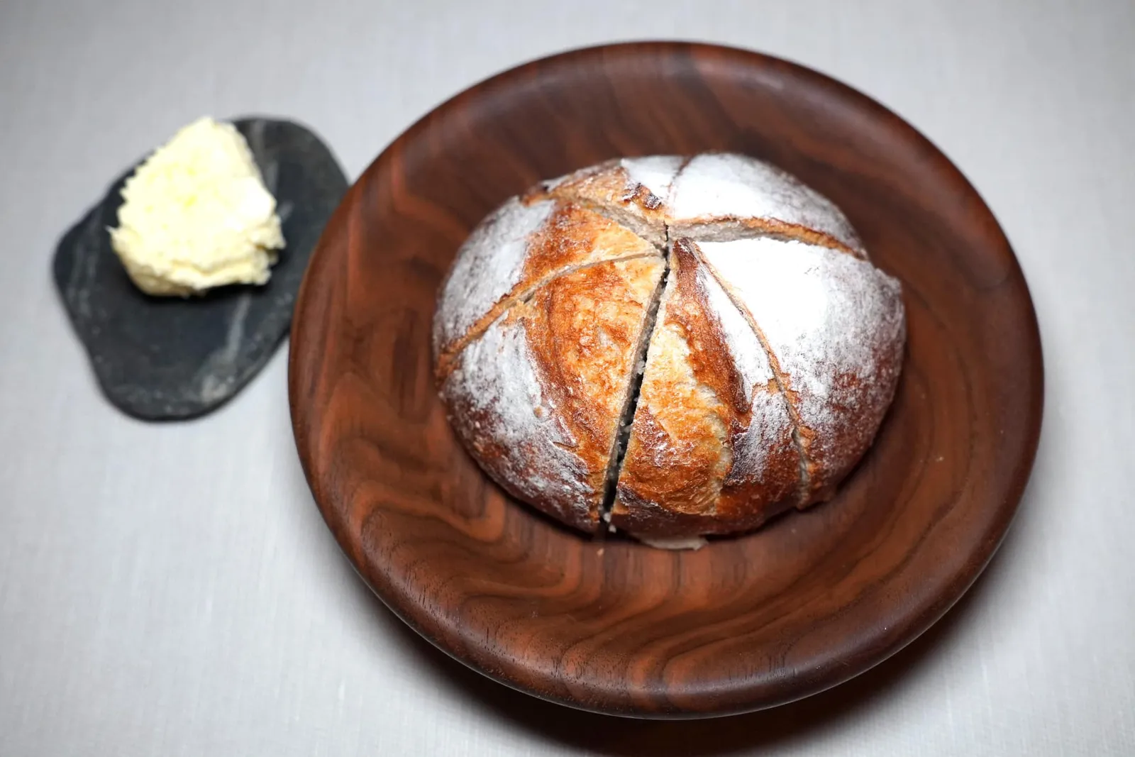 bread จากนั้นพนักงานจะจัดเสิร์ฟ Sourdough มาตรฐานมาคู่กับ Lightly Salted Butter