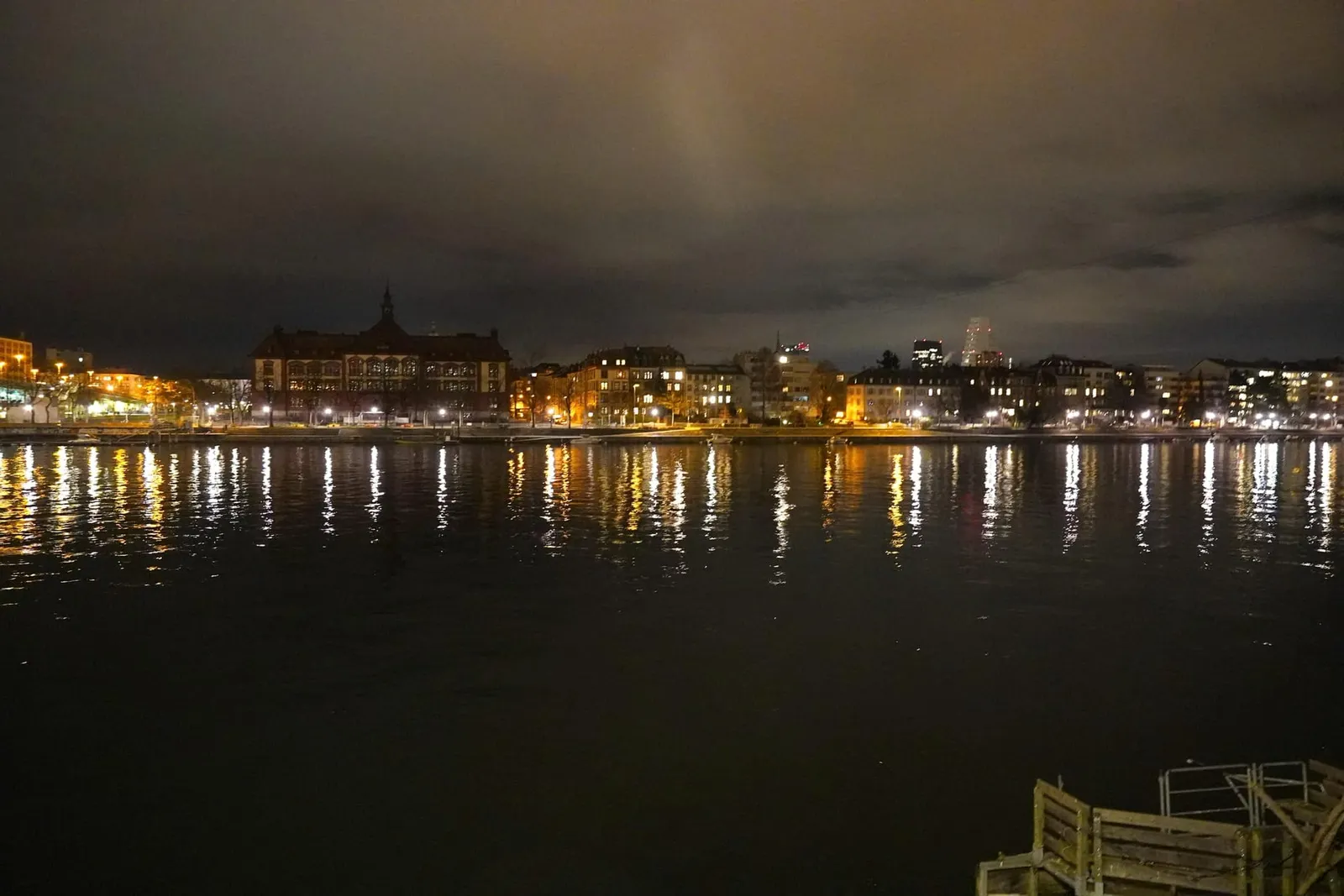 บริเวณลานกว้างหน้าร้านโดดเด่นด้วยทัศนียภาพของสะพาน Dreirosenbrücke ทอดข้ามผ่านแม่น้ำ Rhine