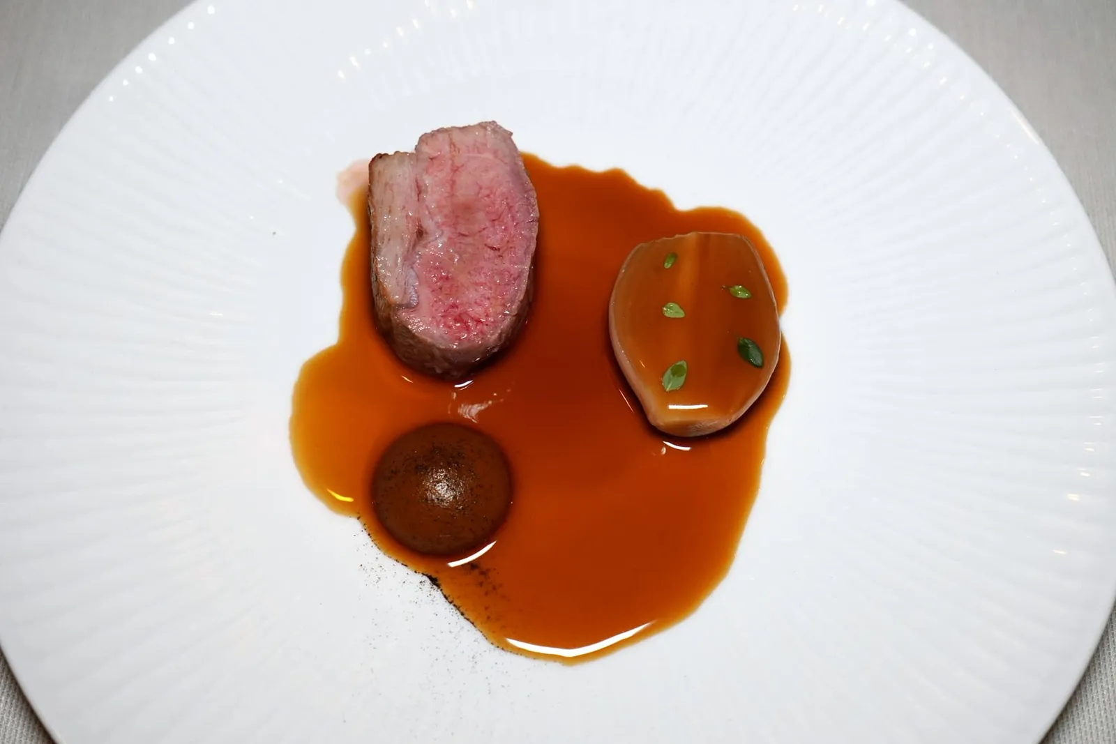 lamb / roasted vegetables / shallot Main Course ในวันนี้เชฟนำเสนอเนื้อแกะจากเมือง Grindelwald ทางตอนกลางของประเทศสวิตเซอร์แลนด์เสิร์ฟมาที่ความสุกระดับ Medium Rare เนื้อแกะยังคงความนุ่มและฉ่ำ ส่วนหนังมีความหนาแต่ไร้ซึ่งกลิ่นสาบหรือคาว ข้างกันคือ Roasted Carrot Purée และ Shallot หรือหัวหอมชิ้นโต จากนั้นจึงเทราดซอส Jus ลงไปเพื่อเติมรสชาติให้เข้มข้น (16/20)