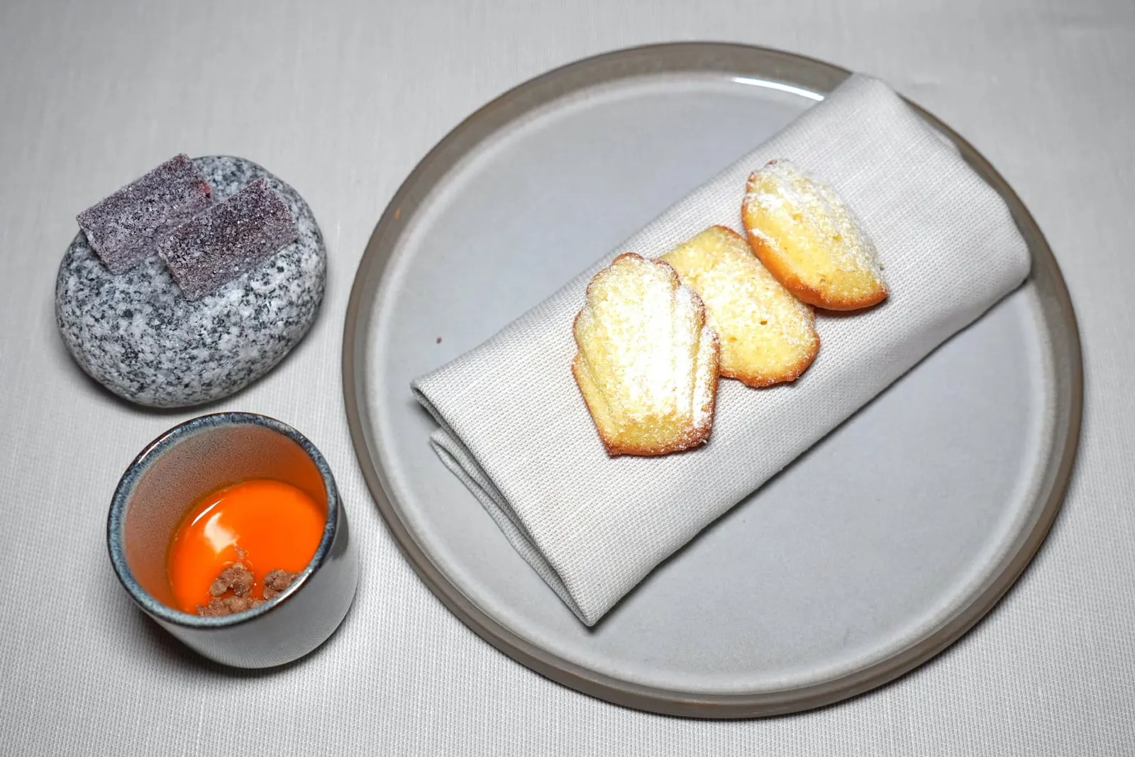 petits fours ปิดท้ายด้วย Banana Royale เนื้อละมุนที่มีกลิ่นหอมของกล้วยจับคู่กับผลไม้ตระกูลส้มโดยอาศัยความกรอบจาก Buckwheat Crumble อีกชิ้นหนึ่งคือ Pâtes de Fruits นุ่มหนึบเตรียมมาจากลูกพรุน และสุดท้ายคือคือขนม Homemade Madeleine