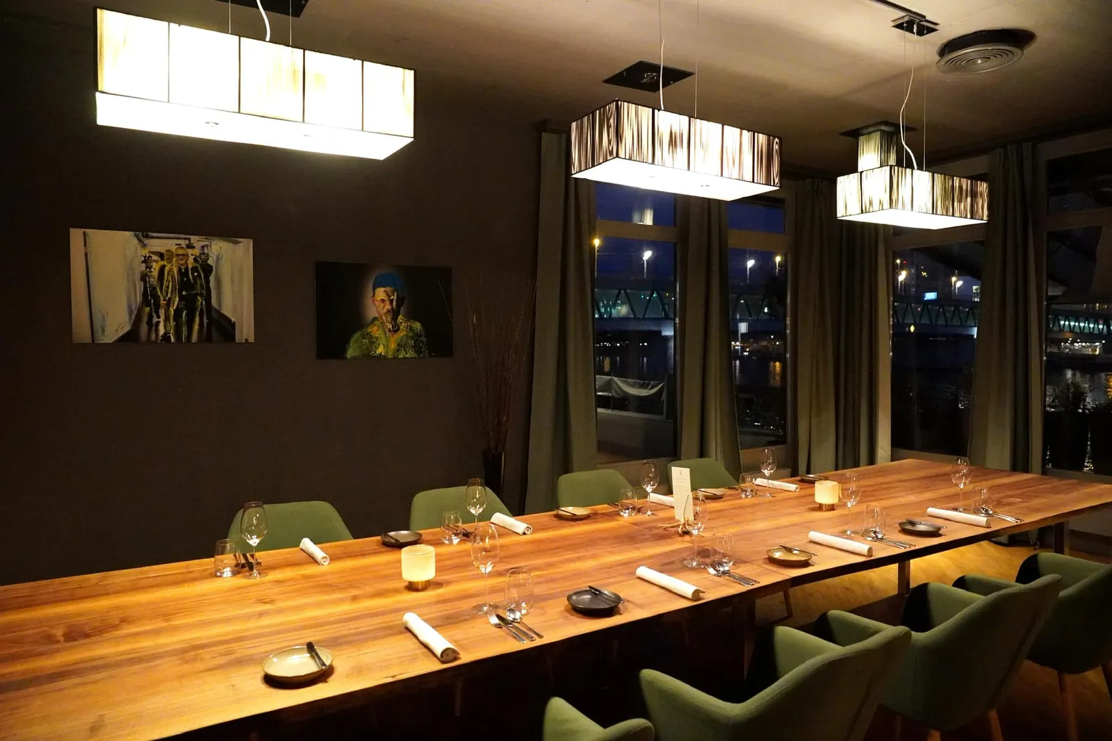 ใครที่มาเป็นกลุ่มใหญ่ 10-16 คนทางร้านยังมีห้องกึ่งส่วนตัวที่เรียกว่า Semi-privée เตรียมไว้รองรับอีกด้วย