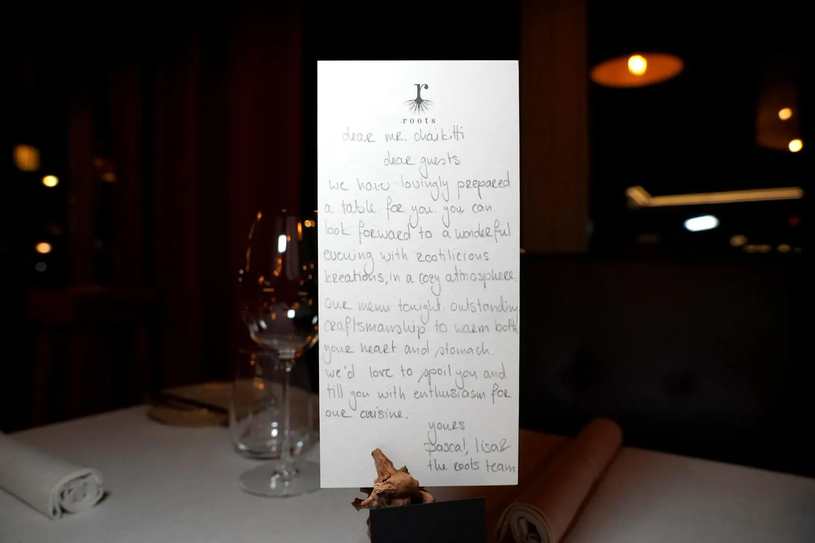 เราขอแนะนำให้เลือกชิมเมนูเซ็ตใหญ่ประจำร้านอย่าง 9-Course Menu ที่ให้ความรู้สึกไม่หนักท้องจนเกินไปอาจเพราะปริมาณของโปรตีนต่าง ๆ มีอยู่ไม่มากเมื่อเทียบกับห้องอาหารอื่น ๆ นั่นเอง