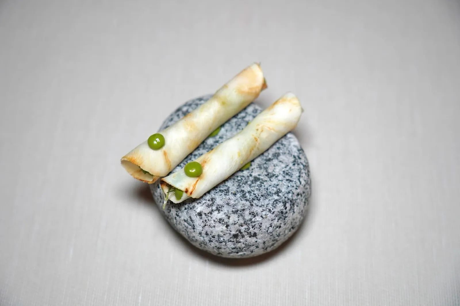 amuse-bouche ถัดมาคือ Celery Taco มีลักษณะเป็นแป้งนุ่ม ๆ พันห่อองค์ประกอบของสมุนไพรนานาชนิดอยู่ด้านในและ Tarragon Cream สีเขียวด้านบน (16/20)