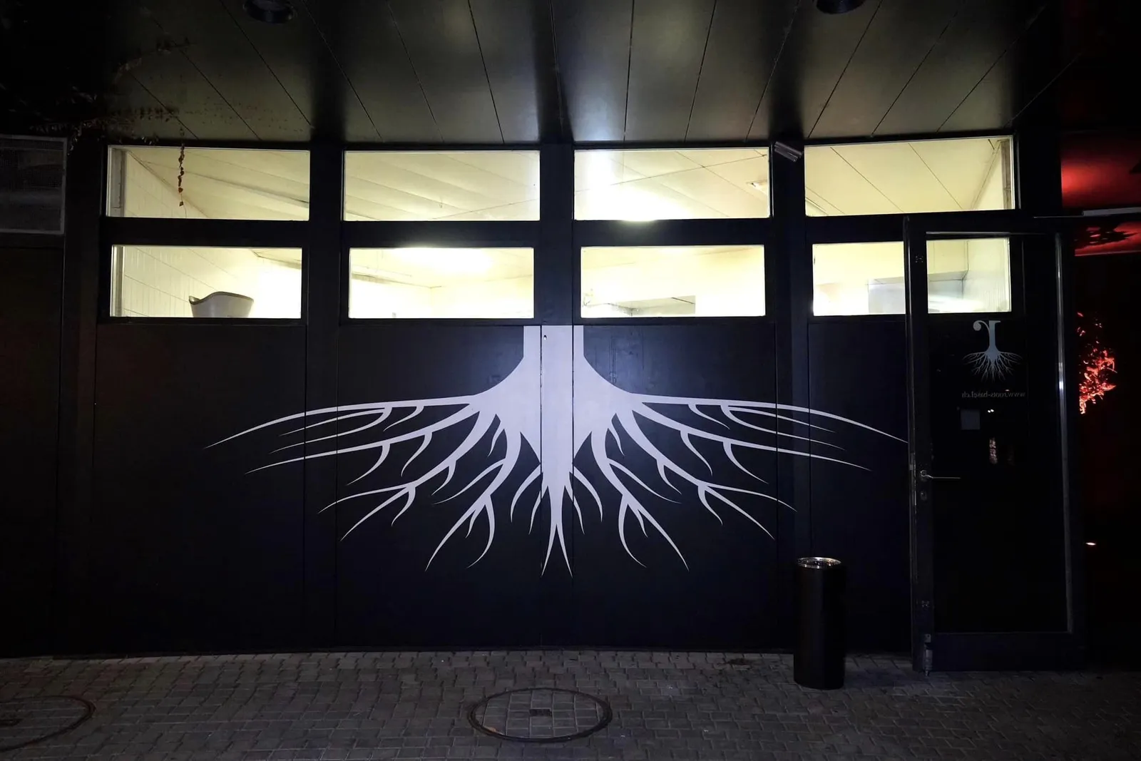 ห้องอาหาร roots ตั้งอยู่บนพื้นที่ที่เรียกว่า Rhyoark ห่างออกมาจากย่านใจกลางนคร Basel ไม่ไกลกันกับพรมแดมของประเทศสวิตเซอร์แลนด์-ฝรั่งเศส