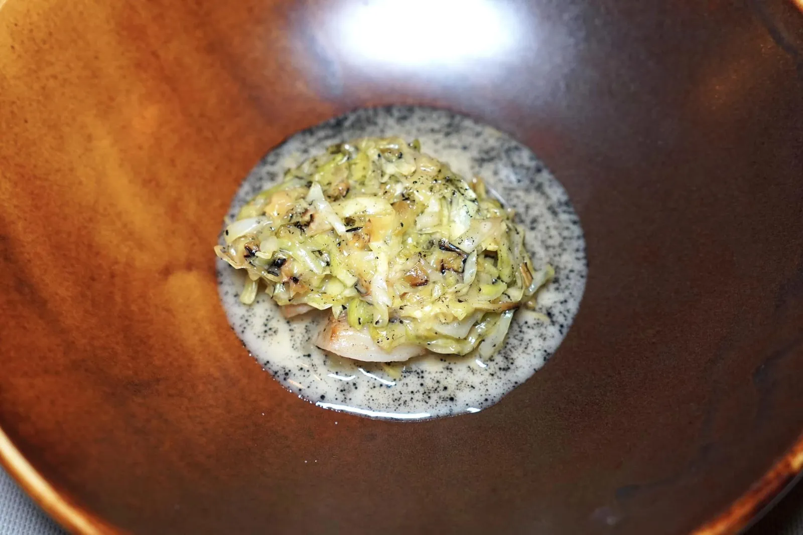 scallop / apple / kale / cidre หอยเชลล์ยักษ์หั่นมาเป็นชิ้น ๆ เคี้ยวง่ายรองด้านล่างด้วยแอปเปิ้ลดองให้รสชาติออกเปรี้ยว ด้านบนท็อปด้วยผัก Kale รอบ ๆ คือซอส Citrus Velouté ให้รสออกเปรี้ยวแต่ไม่หนักจนเกินไป (15/20)