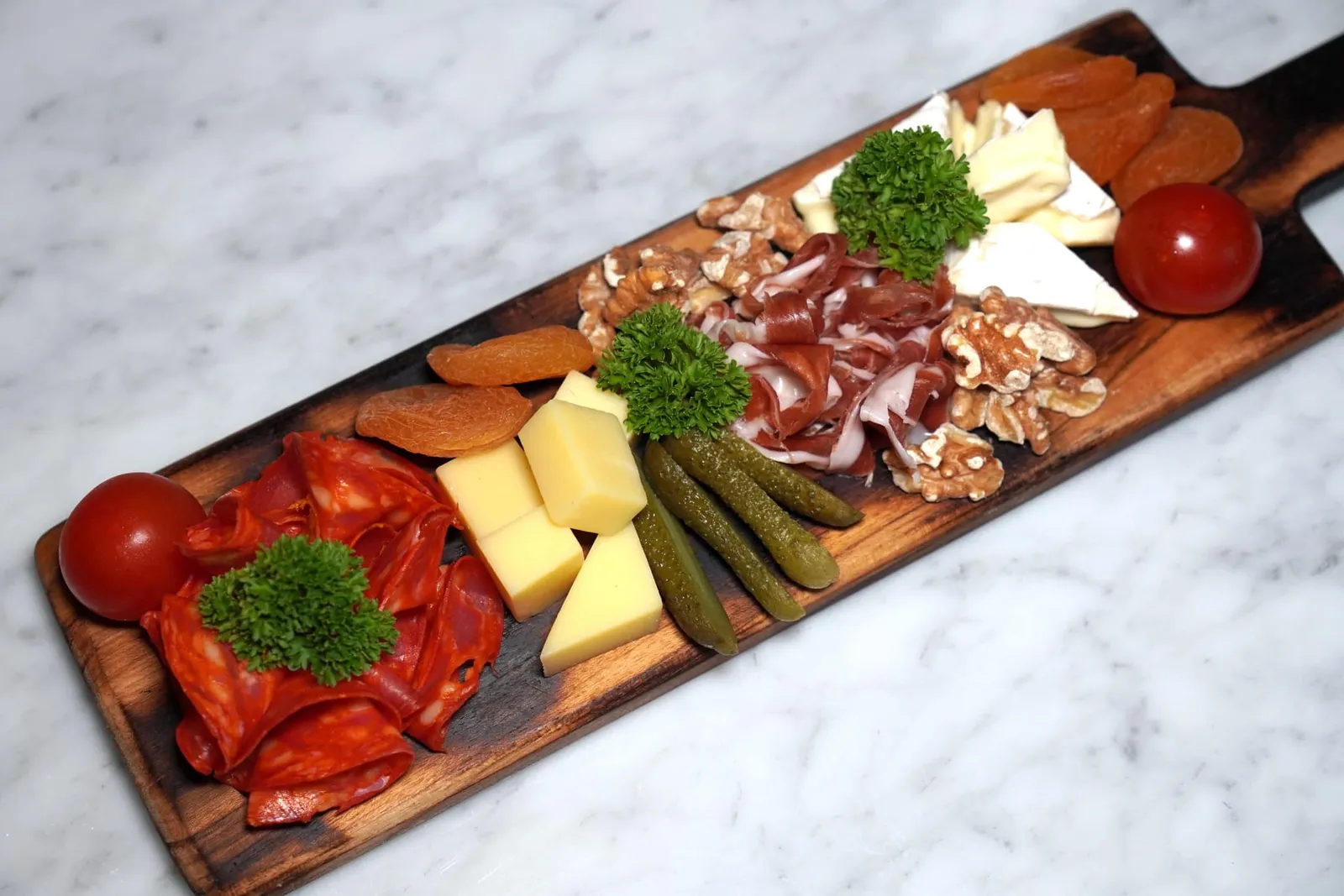 Charcuterie & Cheese Platter (690++) Selection of 2 Cold Cuts and 2 cheeses สำหรับใครที่มาเพื่อดื่มสามารถสั่ง Charcuterie & Cheese Platter มาจับคู่ได้เช่นกันโดยทางร้านเริ่มต้นนำเสนอที่ Cold Cuts และชีสอย่างละ 2 ชนิด