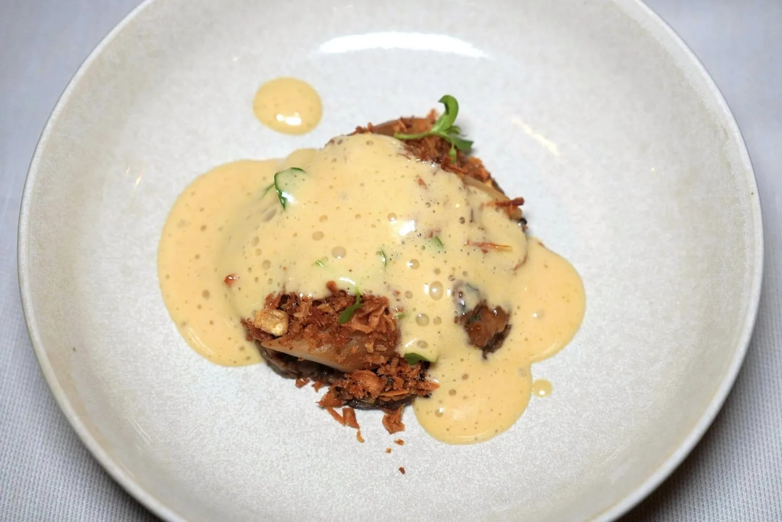 sweetbread / salsify / shiitake / miso hollandaise จากนั้นพนักงานจะเทราดซอส Miso Hollandaise หอมมันราดลงไปเป็นอันพร้อมชิม (17/20)
