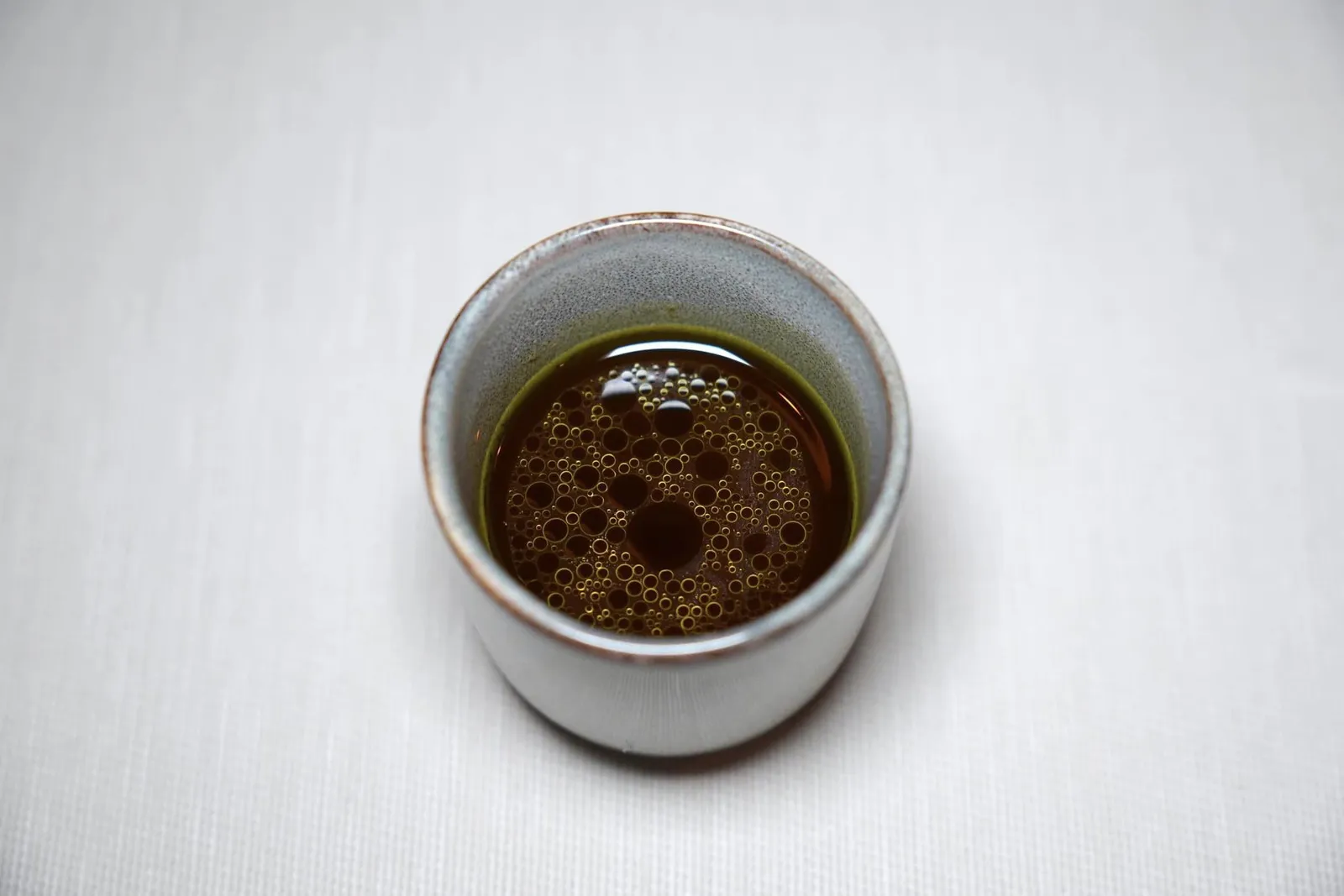 amuse-bouche เริ่มต้นด้วยอาหารคำเล็ก ๆ สำหรับเรียกน้ำย่อยมีลักษณะเป็น Vegetable Consommé รสชาติเค็มและเข้มข้นตัดด้วยความมันและฉุนของ Lovage Oil (16/20)