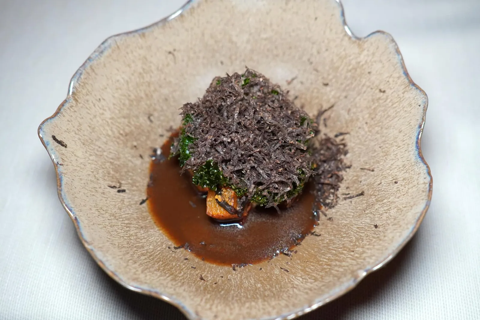 jerusalem artichoke / truffle / sbrinz / breadsauce Topinambur หรือแก่นตะวันย่างให้รสชาติหวานละมุนโดยธรรมชาติและมีกลิ่นหอมควัน รอบ ๆ คือ Sbrinz Cream หรือซอสครีมที่เตรียมมาจาก Sbrinz ชีสชื่อดังจากเมือง Stans ทางตอนกลางของประเทศสวิตเซอร์แลนด์ที่ผ่านการบ่มมานานกว่า 4 ปีให้รสชาติเค็มและมัน ด้านบนคือ Perigord Truffle ฝนมาแบบล้น ๆ จนหอมคลุ้ง นอกจากนี้ยังมี Kale Chip หรือคะน้าใบหยักเตรียมมาให้มีความกรอบช่วยเพิ่มมิติทางเนื้อสัมผัส จากนั้นจบด้วยการใส่ Sourdough Bread Sauce หรือซอสที่เตรียมมาจากขนมปังพิเศษจากแถบนคร Lucerne ลงไปให้รสชาติเฉพาะตัว (18/20)