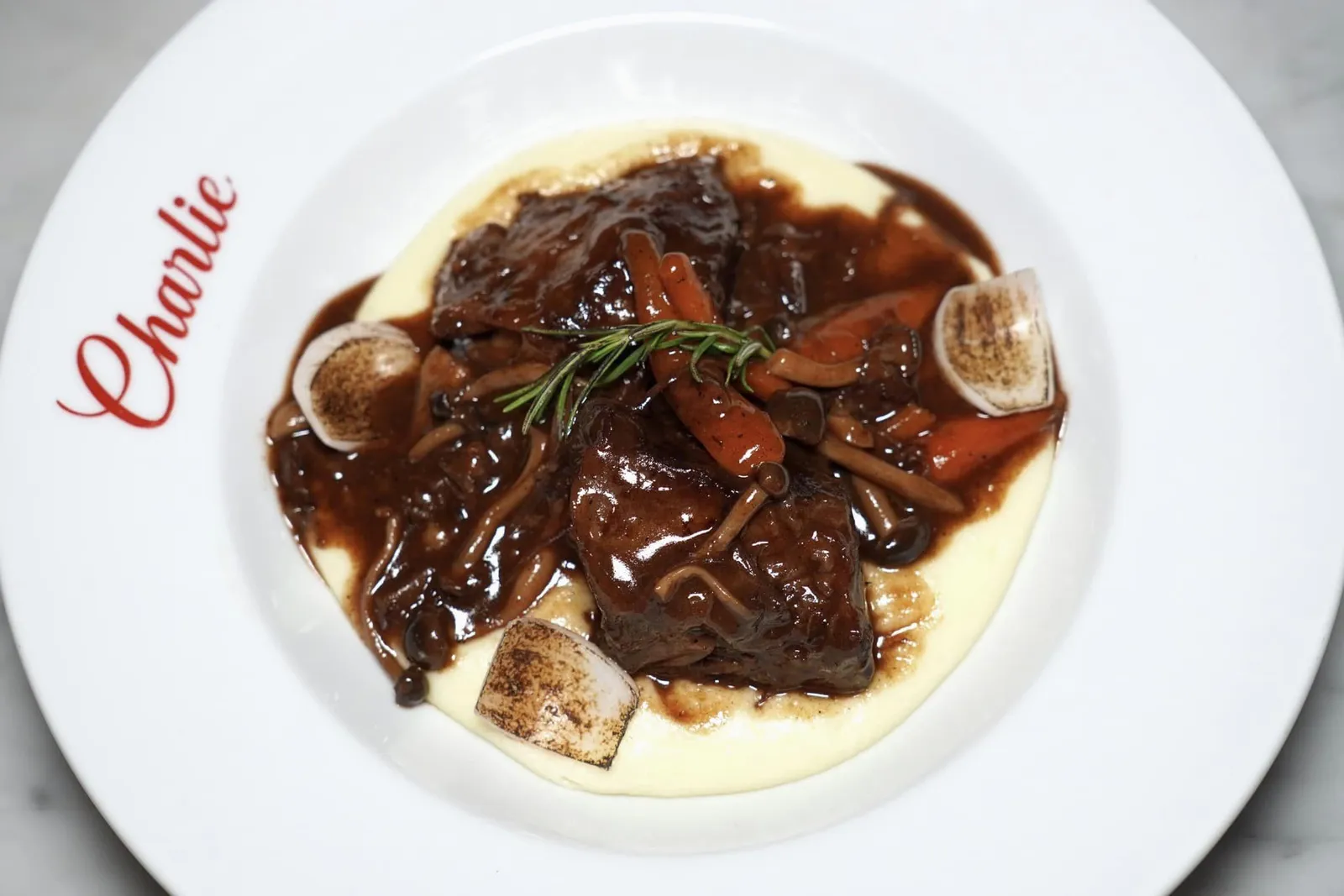 Short Ribs Mashed (630++) Australian Angus Short Ribs, Red Wine Sauce & Mashed Potato เนื้อส่วนซี่โครงผ่านการตุ๋นจนนุ่มราดด้วยซอสไวน์แดงเข้มข้น ด้านล่างรองด้วย Mashed Potato เนื้อเนียน