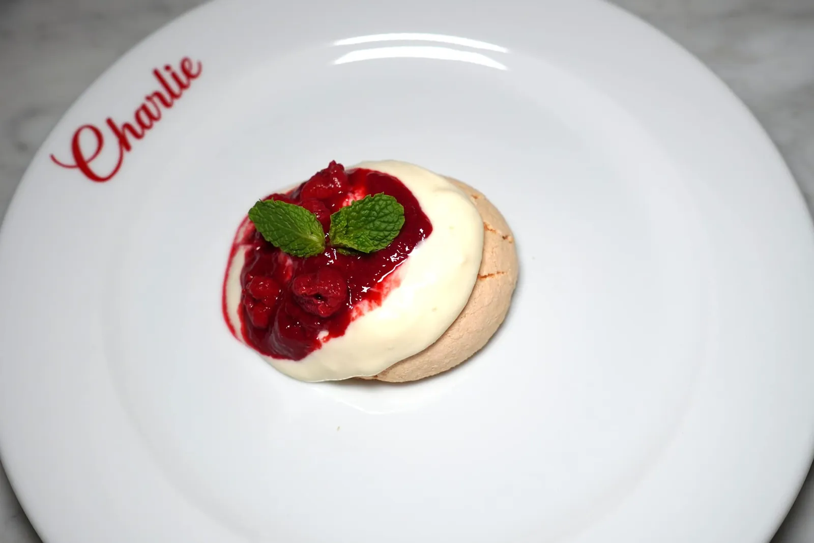 Raspberry Pavlova (320++) Mini Pavlova, Cream Cheese, Raspberry Sauce, Raspberry ปิดท้ายด้วย Pavlova มีลักษณะเป็นเมอแรงก์จิ๋วกรอบ ๆ ละลายในปากท็อปด้วยครีมชีสและซอสราสเบอร์รี่รสเปรี้ยว