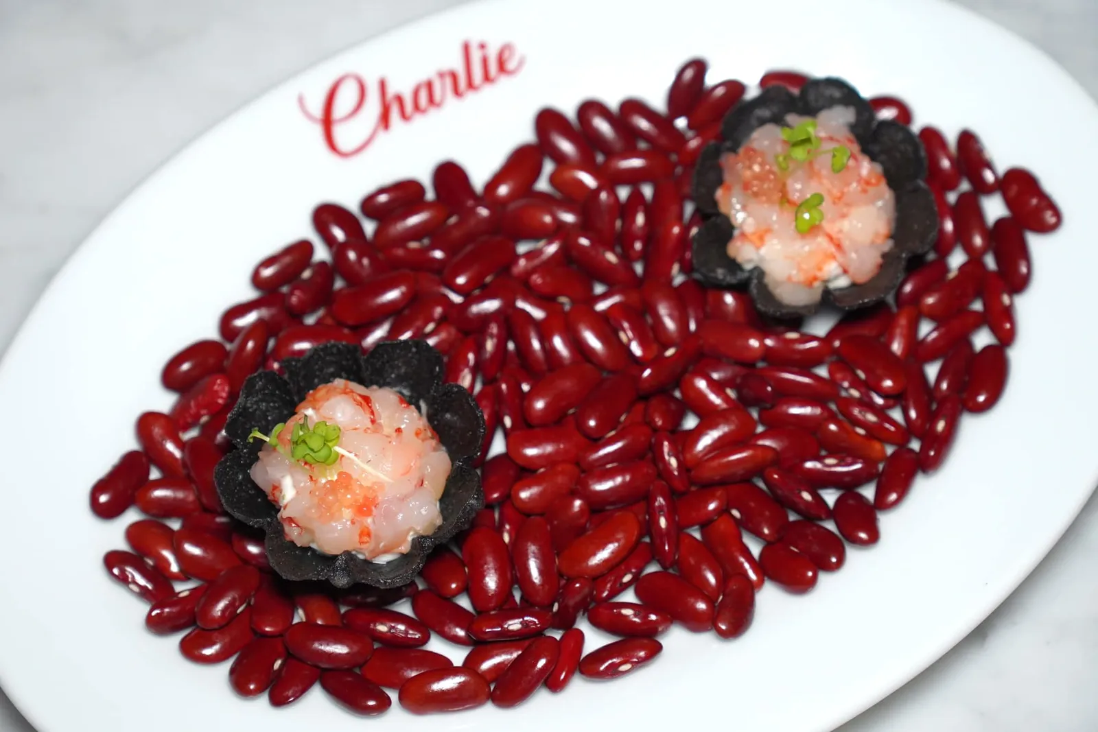 Mazara Red Prawn Tartlet (210++/p) Red Prawn, Dill & Shallot Cream Cheese เริ่มต้นด้วย Finger Food รับประทานได้ในคำเดียวอย่างเช่นทาร์ตสีดำขนาดจิ๋ว ตรงกลางบรรจุเนื้อกุ้งแดงจากแหล่งจับดับโลก Mazara del Vallo ทางตอนใต้ของประเทศอิตาลีสับมาเป็น Tartare ปรุงรสด้วยความเปรี้ยวของครีมชีสช่วยดึงรสหวานของกุ้งแดงให้เด่นชัดมากยิ่งขึ้น