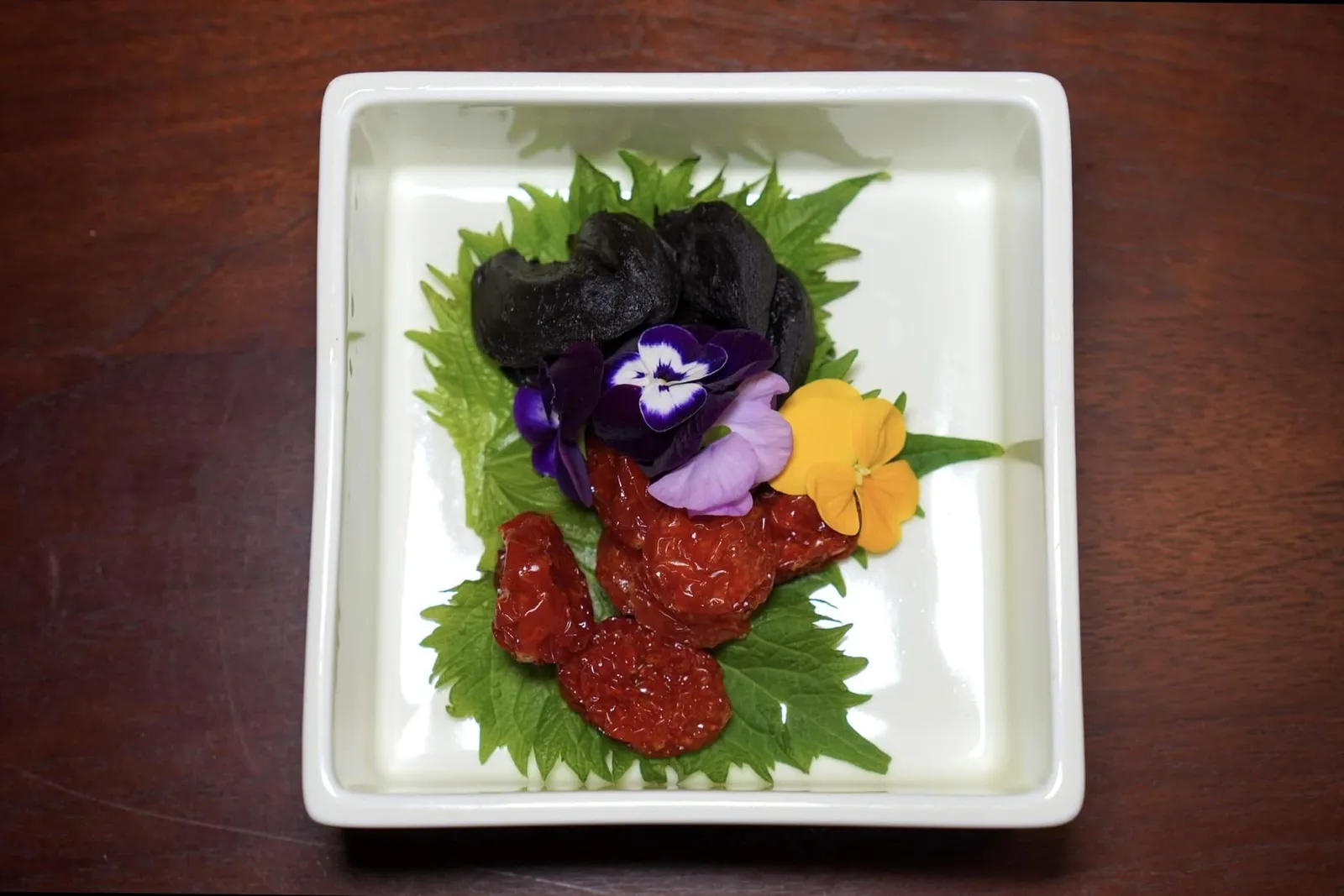脆皮白鯧 (2天前預訂) (2,680 NTD+/M) Crispy Pomfret (2 days in advance) เชฟเสิร์ฟมาให้รับประทานคู่กับกระเทียมดำก่อนจะล้างรสชาติจากลิ้นด้วยมะเขือเทศแห้งปิดท้ายนั่นเอง (15/20)