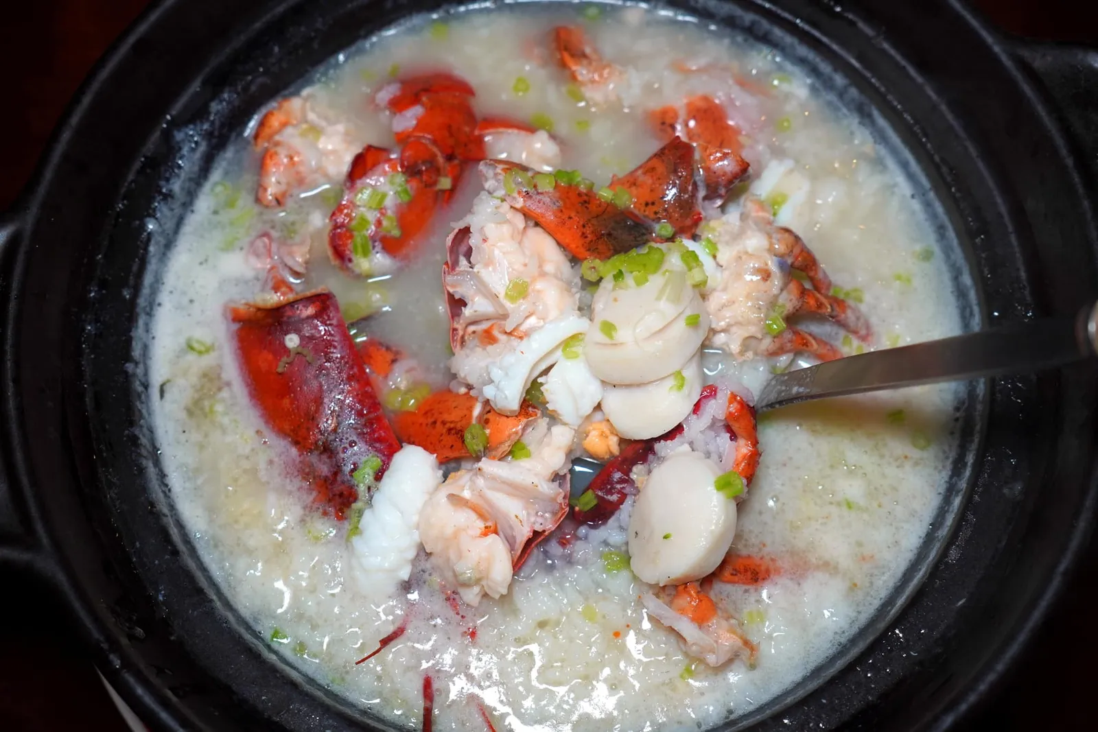 波士頓龍蝦粥 (2,280 NTD+) Boston Lobster Congee ข้าวต้มทะเลหม้อโตที่เตรียมขึ้นมาจากข้าวขาวออร์แกนิค เชฟเลือกใส่ของดีทั้งกุ้งล็อบสเตอร์บอสตัน หอยเชลล์ยักษ์ หอยนางรม หอยลาย และหมึกจนน้ำซุปเต็มไปด้วยกลิ่นอายของทะเลนำเสนอมาในราคาสุดคุ้มค่า (15/20)