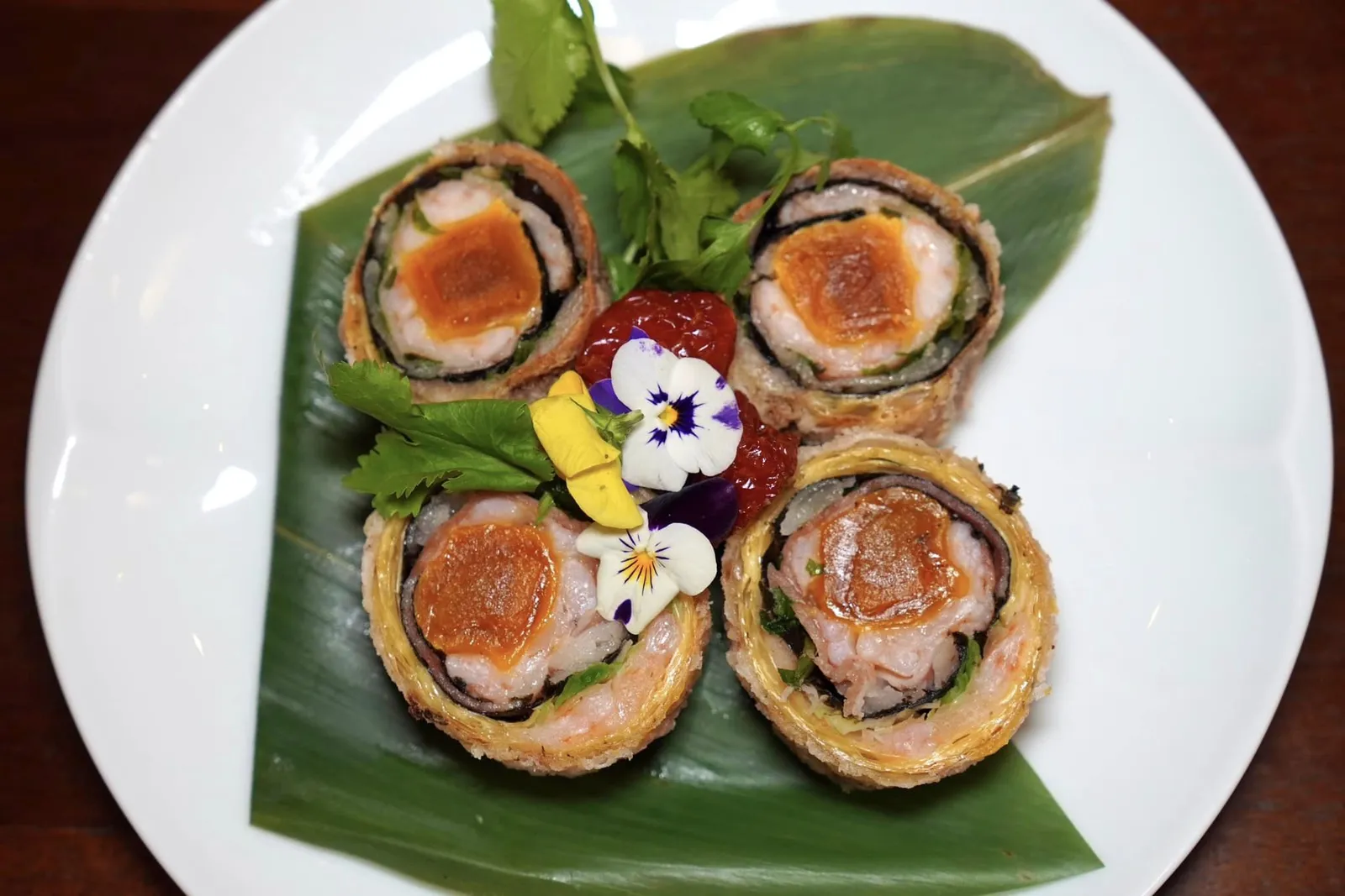 太平町玫瑰蝦 (680 NTD+) Taipingting Rose Prawns สุดยอดเมนูโต๊ะจีนโบราณที่ก่อกำเนิดมาจากพื้นที่แถบ Taipingting (ปัจจุบันคือ Yanping South Road) ในช่วงปี 1930s เป็นจานที่เชฟเรียงองค์ประกอบอันหลากหลายเป็นชั้น ๆ เริ่มจากตรงกลางคือ Mullet Roe หรือไข่ปลาห่อล้อมด้วยไข่เป็ดแดงเค็ม ชั้นตรงกลางคือเนื้อกุ้งที่คัดเฉพาะกุ้งเป็นมาเตรียมแบบสด ๆ ห่อด้วยสาหร่ายโนริ ชิ้นกระเทียม และผักชี สำหรับชั้นนอกสุดคือ Erfu Tofu Skin ทอดมากรอบ ๆ ไม่อมน้ำมันวางเรียงกันเป็นชั้น ๆ จำนวน 2 ชั้น เมื่อนำทุกองค์ประกอบมาเรียงด้วยกันจะเกิดความซับซ้อนทางรสชาติและรูปลักษณ์สวยงามจนดูคล้ายดอกกุหลาบนั่นเอง (16/20)