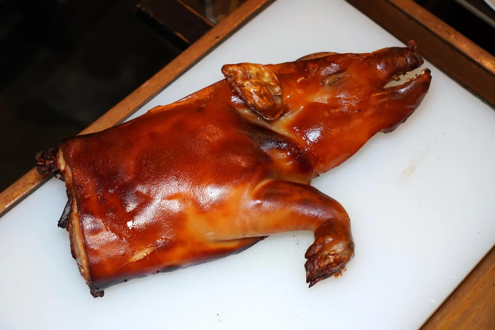 金銀燒豬 (2天前預訂) (3,880 NTD+/one fourth) Suckling Pig (2 days in advance) มาสเตอร์เชฟ Te-Hsing Huang แห่งห้องอาหาร Peng Lai เป็นผู้ช่ำชองเทคนิคอาหารจีนสไตล์ฝูเจี้ยนคนสุดท้ายก่อนที่เทคนิคเหล่านี้จะสูญหายไปนานกว่า 50 ปี หนึ่งในจานที่โดดเด่นคือหมูหันที่คัดเฉพาะลูกหมูอายุ 21 วันเท่านั้นมาผ่านกระบวนการ Slow-cooked นานกว่า12 ชั่วโมงก่อนจะนำมาย่างจนหนังมีสีเหลืองทองและกรอบไร้ที่ติ (17/20)