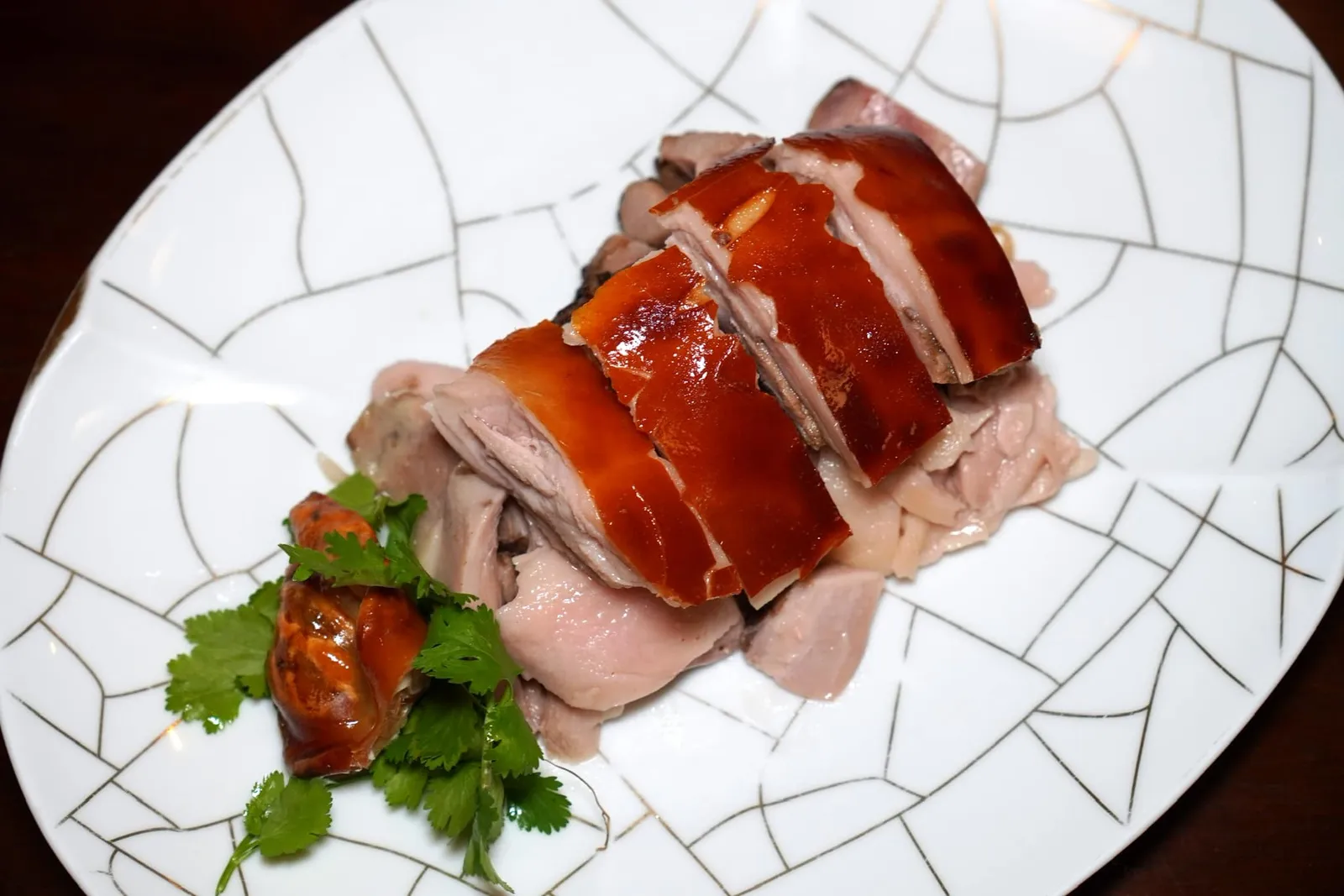 金銀燒豬 (2天前預訂) (3,880 NTD+/one fourth) Suckling Pig (2 days in advance) ถัดมาคือซี่โครงลูกหมูนุ่ม ๆ ที่สามารถรัยประทานได้เปล่า ๆ หรือจะจับคู่กับซอสได้ถึง 4 ชนิดคือซอสมัสตาร์ดน้ำผึ้งสไตล์เวสเทิร์น, ซอสเลมอนให้กลิ่นอายของญี่ปุ่น, ซอสหวานสไตล์ไต้หวันที่เตรียมมาจากแป้งหมัก และซอสที่ผสมผสานน้ำส้มสายชูกับกระเทียมเข้าด้วยกัน (17/20)