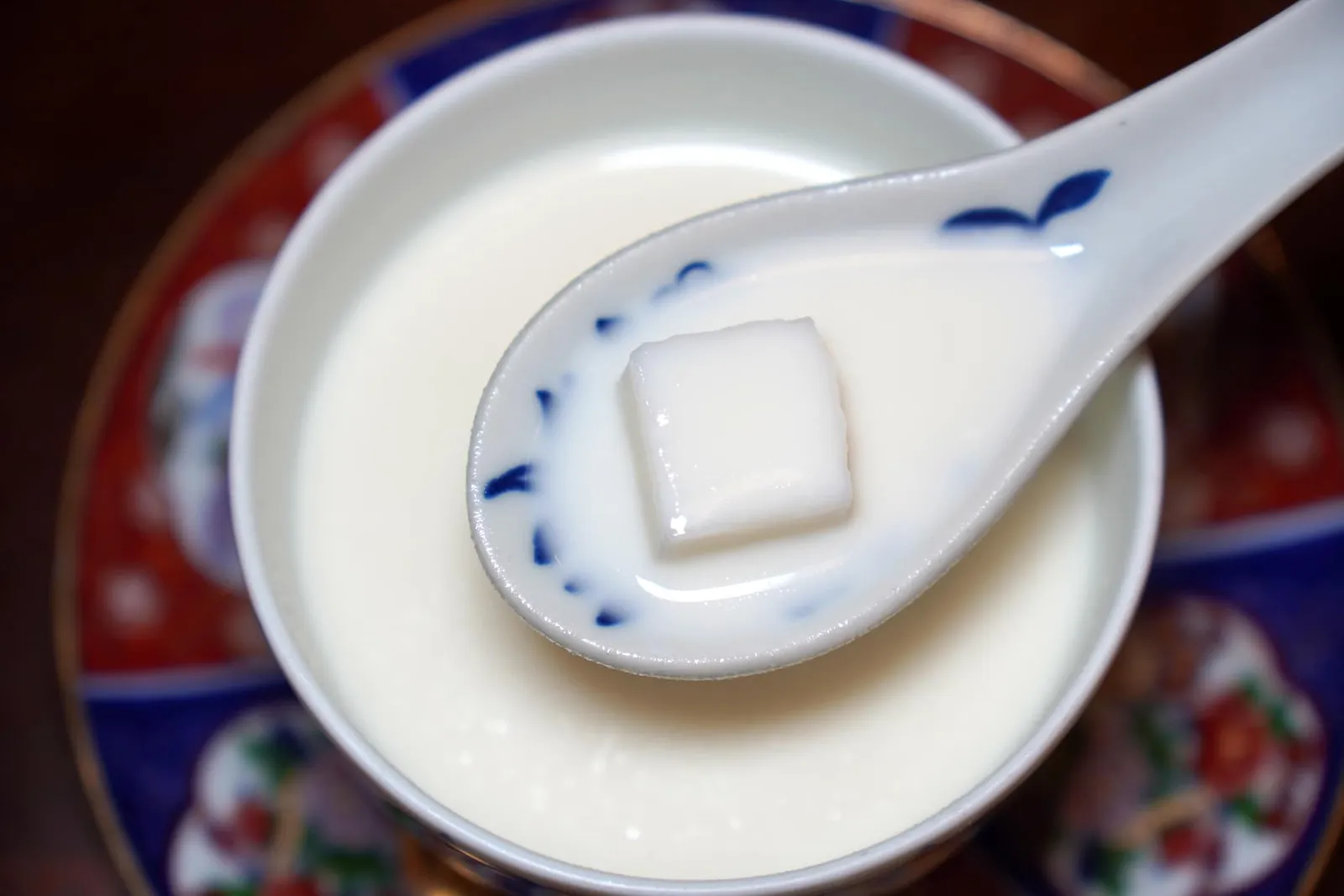 杏仁豆腐 (280 NTD+) Almond Jelly เมนูของหวานจานแรกเป็น Signature Dish ที่เชฟ A-Hai ชาว Yilan นำเสิร์ฟบนโต๊ะจีนของเขา เชฟนำถั่วลิสงและถั่วอัลมอนด์มาบดด้วยมือนานถึง 40 นาทีจนละเอียดก่อนจะเปลี่ยนให้กลายมาเป็นเจลาตินนุ่ม ๆ โดยไม่ใส่สารปรุงรสใด ๆ (15/20)