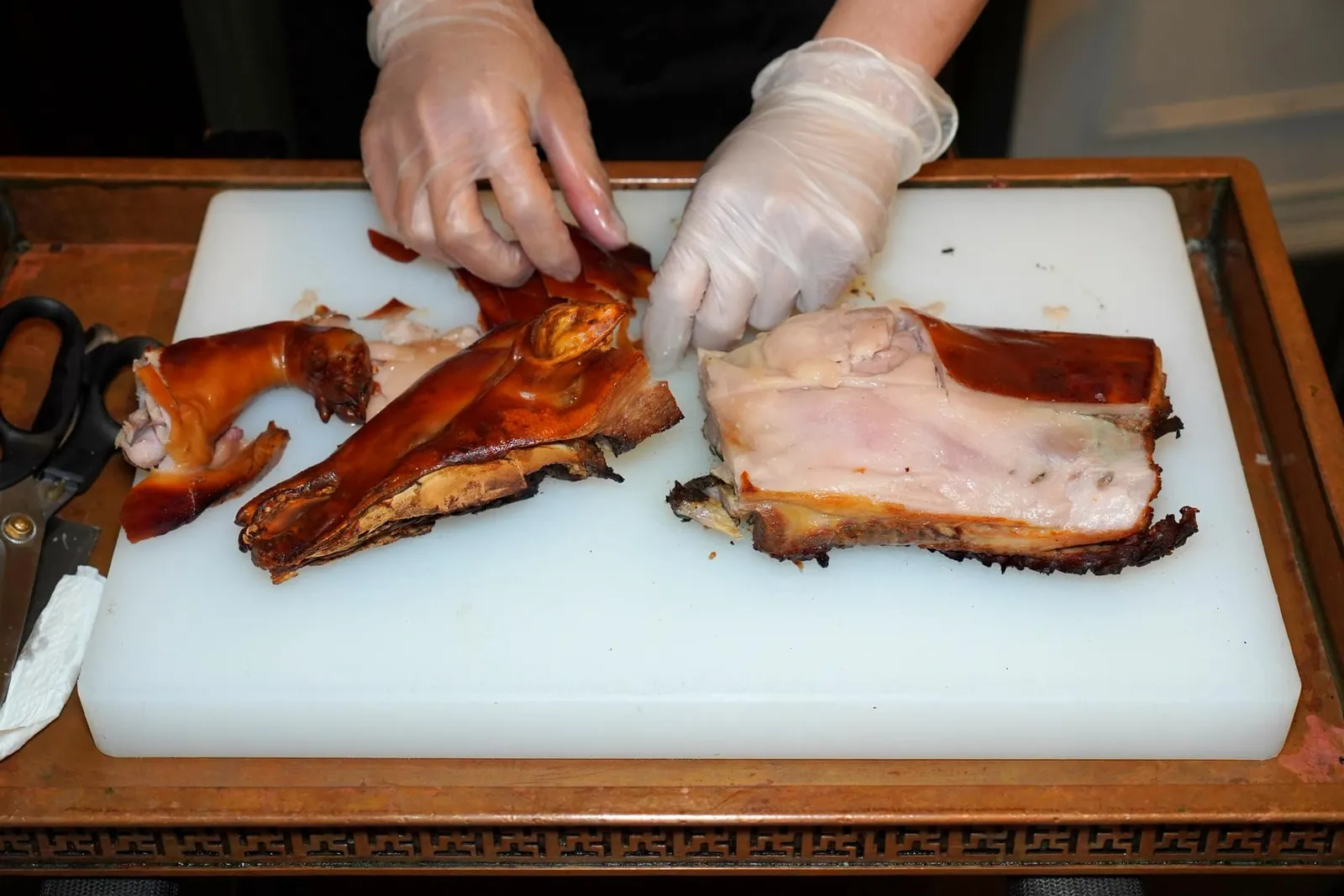 金銀燒豬 (2天前預訂) (3,880 NTD+/one fourth) Suckling Pig (2 days in advance) ทางร้านจัดเสิร์ฟมาหมูหันรวมกันทั้งสิ้นถึง 3 คอร์ส (17/20)