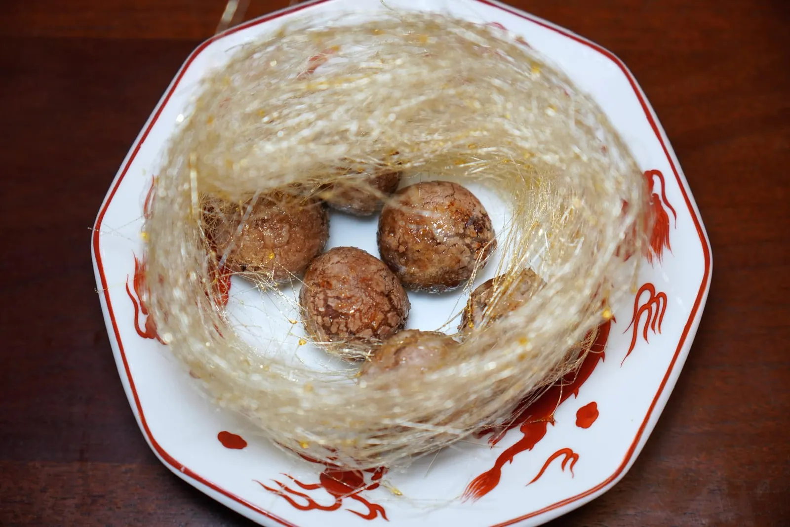 紅豆煎 (食追) (280 NTD+) Sweet Glutinous Adzuki Bean Pancakes ในวันที่เจิ้งเฉิงกง (Zheng Chenggong) หรือที่ชาวยุโรปรู้จักกันในชื่อของ Koxinga เดินทางมายังแผ่นดินไต้หวันเป็นครั้งแรกมีเรื่องเล่าต่อกันมาว่าช่วงเวลานั้นมีข้าวเหนียวไม่มากพอสำหรับทำบ๊ะจ่างในเทศกาลไหว้บ๊ะจ่างหรือ Dragon Boat Festival เป็นเหตุให้แพนเค้กหวานที่เตรียมขึ้นมาจากถั่วแดงถูกนำมาใช้แทนที่ ทางร้านได้หยิบยกเรื่องราวของเมนูโบราณนี้นำเสนอมาในรูปแบบร่วมสมัยเสิร์ฟมากับน้ำตาลสายไหมห่อแป้งชูก์ถั่วแดงแลดูคล้ายรังนก (15/20)