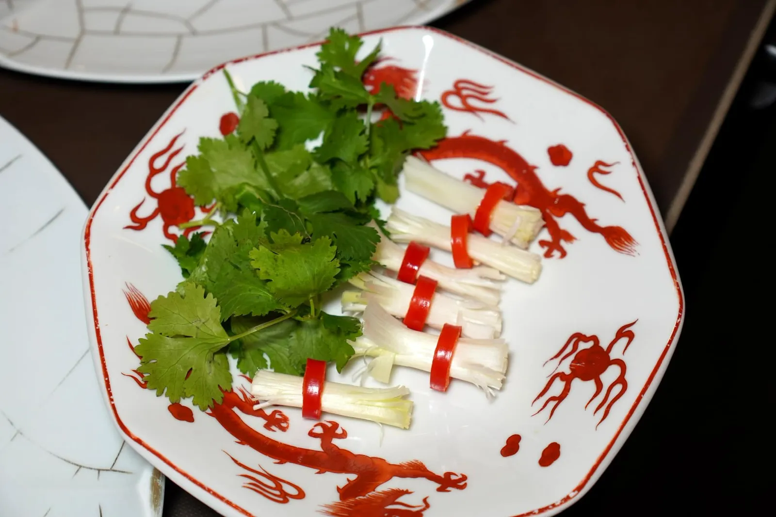 金銀燒豬 (2天前預訂) (3,880 NTD+/one fourth) Suckling Pig (2 days in advance) ในภาพคือต้นหอมฝานบางและพริกซอยสำหรับจัดเสิร์ฟคอร์สแรก (17/20)