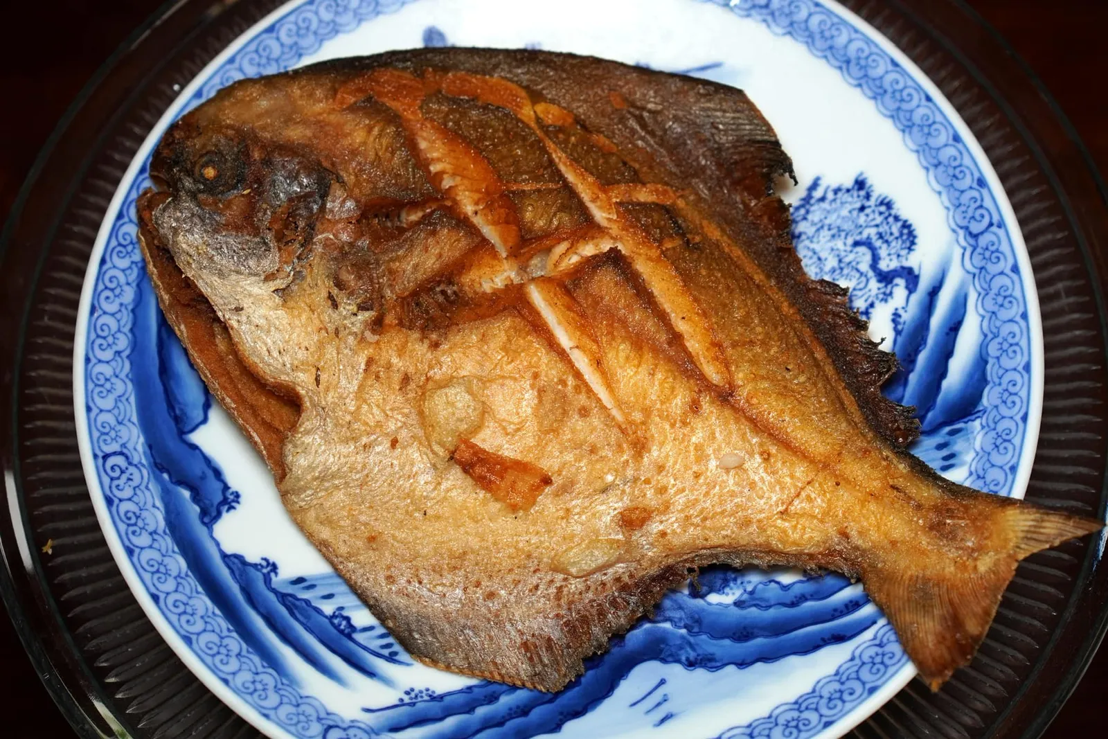 脆皮白鯧 (2天前預訂) (2,680 NTD+/M) Crispy Pomfret (2 days in advance) เมนูที่อาศัยเทคนิคโบราณช่วงปี 1930s ซึ่งสืบทอดมาโดยตรงจากมาสเตอร์เชฟ Te-Hsing Huang แห่งห้องอาหาร Peng Lai Ge คือปลาจาละเม็ดที่ผ่านกระบวนการหมักด้วยวัตถุดิบลับก่อนจะนำไปรมควันด้วยไม้วอลนัทตามกระบวนการทำให้อาหารแห้งโดยธรรมชาติ เนื้อปลากรอบนอก นุ่มใน มีรสชาติและอโรมาที่เข้มข้น (15/20)