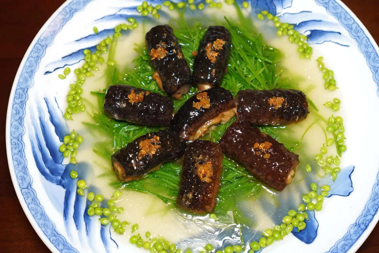 萬兵圍城 - 烏參 (2天前預訂) (2,980 NTD+) Sea Cucumber with Peas (2 days in advance) ห้ามพลาดเมนู Signature Dish ระดับตำนานของห้องอาหาร Bao-mei-lou ในเมือง Tainan ระหว่างช่วงปี 1930s ที่เชฟได้นำมาปัดฝุ่นและจัดเสิร์ฟใหม่โดยยังคงความดั้งเดิมเอาไว้ได้อย่างครบถ้วน ปลิงทะเลที่ผ่านการตุ๋นในน้ำสต๊อกไก่ใส่ต้นหอมด้วยความร้อนต่ำ ๆ นานกว่า 70 นาที เมื่อกัดเข้าไปจะพบกับเนื้อสัมผัสนุ่มหนึบไม่เหมือนใคร ด้านในบรรจุ Shrimp Paste ที่ได้ความหวานอุมามิจากกุ้ง เชฟนำมาวางเรียงกันในจานให้แลดูคล้ายป้อมปราการโดยมีน้ำซุปใส ๆ รายล้อมดูคล้ายคูเมือง จานนั้นโรยถั่วลงไปรอบ ๆ ราวกับเป็นกองทัพทหารที่กำลังบุกเข้าโจมตีป้อมปลิงทะเล อย่าลืมโทรสั่งจองล่วงหน้า 2 วันเพราะทางร้านต้องใช้ระยะเวลาค่อนข้างนานในการเตรียมนั่นเอง (17/20)