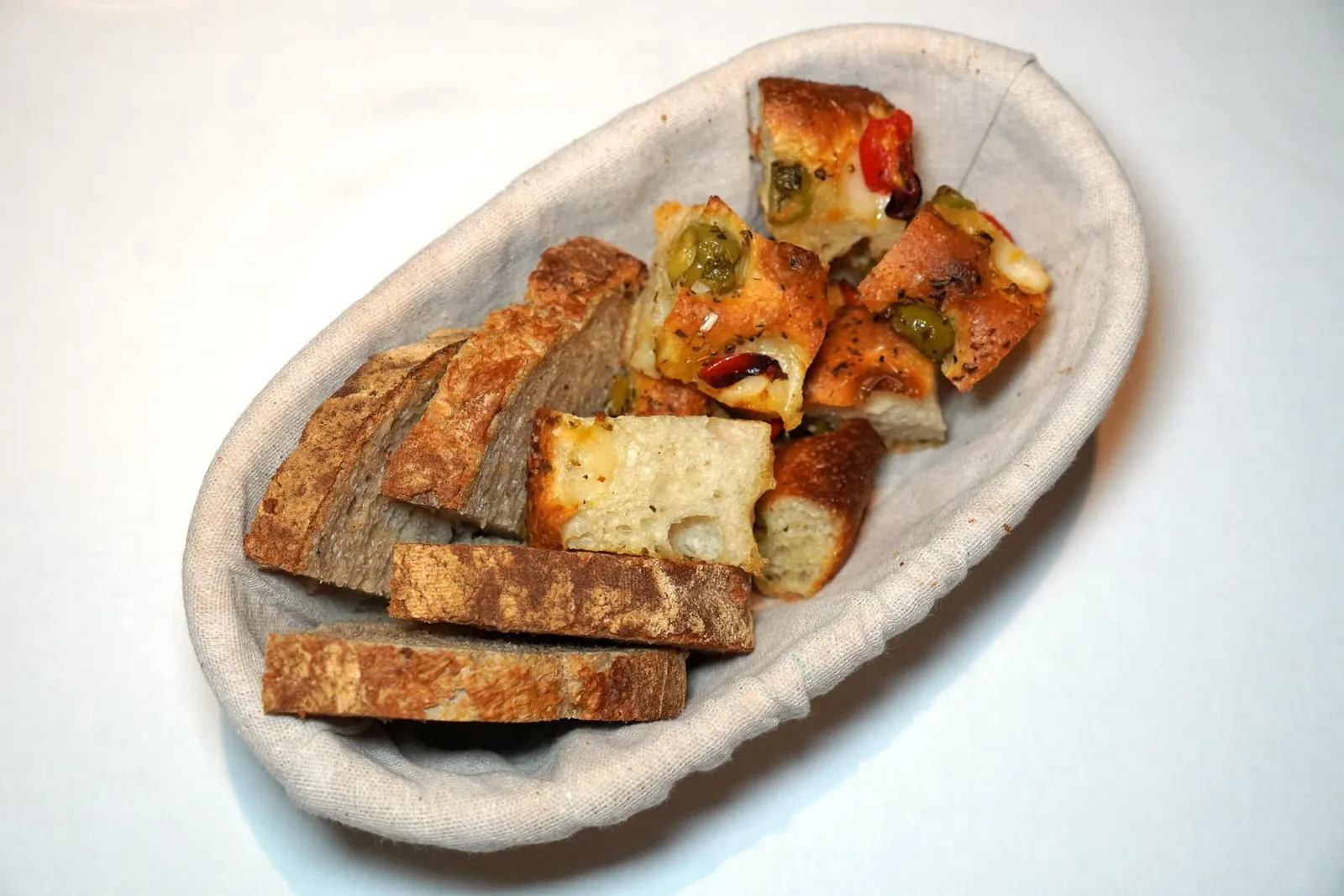 Bread เพื่อน ๆ สามารถขอขนมปังเติมได้เรื่อย ๆ