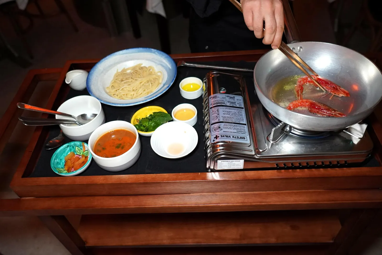 Spaghetti Coastiera (1,290++) Red Prawn, Mullet Roe, Buffalo Mozzarella Sauce, Tomato เชฟเริ่มต้นด้วยการวางกุ้งแดงจากแหล่งจับที่ดีที่สุดในโลกอย่าง Mazara del Vallo ลงไปกระทะคลุกเคล้ากับซอสที่เตรียมขึ้นมาจากมะเขือเทศ Cherry และ Piennolo รวมไปถึงใบเบซิล จากนั้นจึงเทราดแอลกอฮอล์ลงไปเพื่อ Flambé จนไฟลุกท่วมดูน่าตื่นตาตื่นใจ
