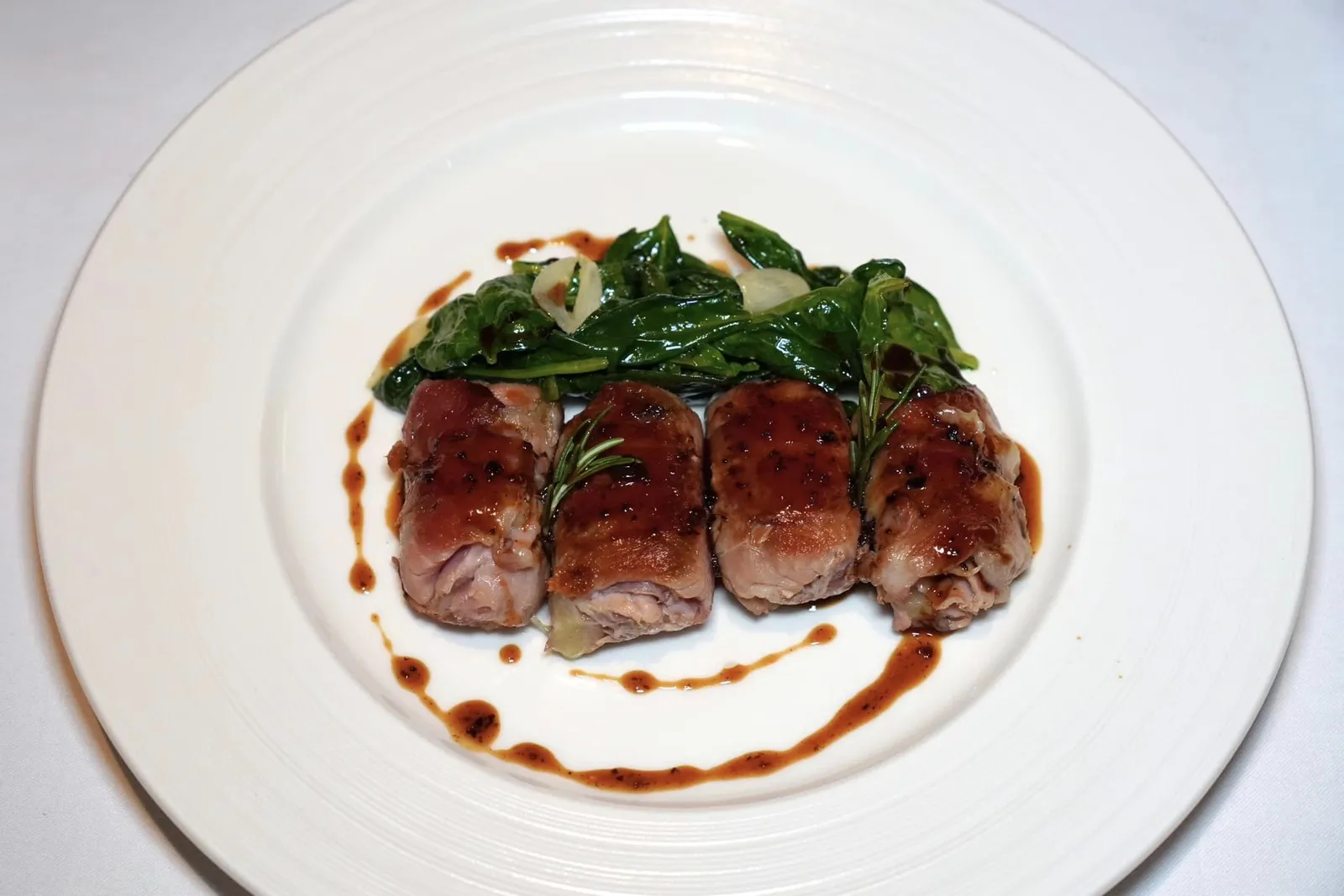 Pork Bombetta (850++) Pork Roll, Pancetta, Provolone, Truffle Gravy, Baby Spinach Bombetta Pugliese เป็นเมนูอาหารริมทางยอดนิยมจากภูมิภาค Puglia เขฟเตรียมขึ้นมาจากชิ้นเนื้อหมูพันม้วนมาเป็นทรงคล้ายลูกระเบิด ตรงกลางคือชีส Scamorza ยืด ๆ เยิ้ม ๆ ผสมผสานกันไปกับ Pancetta (หมูสามชั้นหมักสไตล์อิตาลี) ราดด้วยซอส Truffle Gravy เข้มข้น ข้างกันคือผักปวยเล้งผัดมานุ่ม ๆ คลุกเคล้ากับกระเทียมซอยบาง ๆ เข้ากันได้เป็นอย่างดี