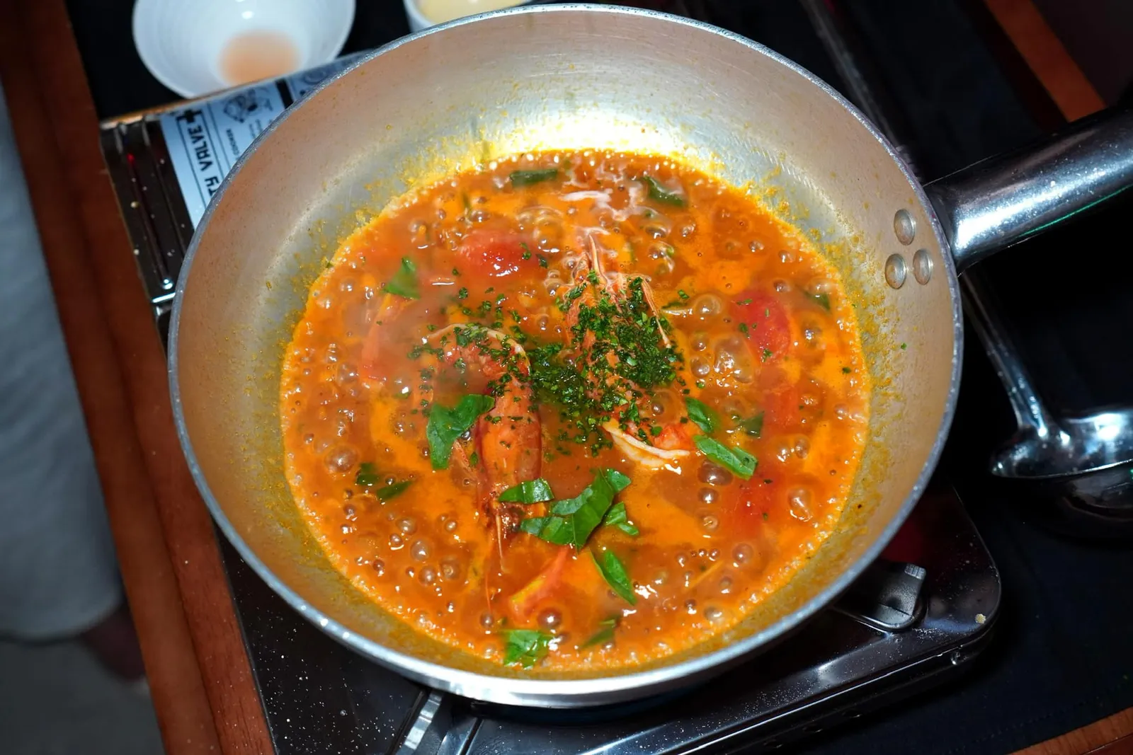 Spaghetti Coastiera (1,290++) Red Prawn, Mullet Roe, Buffalo Mozzarella Sauce, Tomato หลังจากเคี่ยวจนน้ำซอสงวดลงเชฟจะเติมไข่ปลาลงไปตามด้วยพาสต้าเส้นสปาเก็ตตี้ที่ปรุงมาจนเกือบสุกรวมไปถึงน้ำต้มพาสต้าก่อนจะคลุกให้เข้ากัน