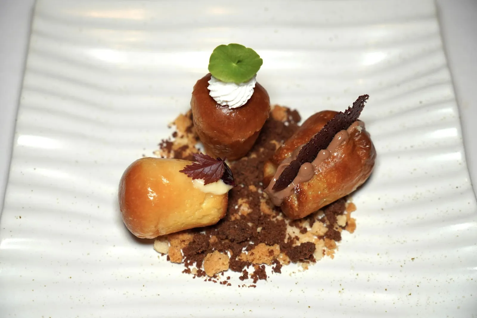 U Babà (390++) Rum, Orange, Custard Cream, Cherry Coulis Babà เป็นขนมปังนุ่ม ๆ ที่ฉ่ำไปด้วยรัมชั้นดีสังเกตได้จากความนุ่มและขมที่บาลานซ์ เชฟเติมองค์ประกอบของคัสตาร์ดครีมและครีมช็อกโกแลตลงไปช่วยเชื่อมเนื้อสัมผัสของขนมปังเข้ากับครัมเบิ้ลกรอบได้อย่างลงตัว