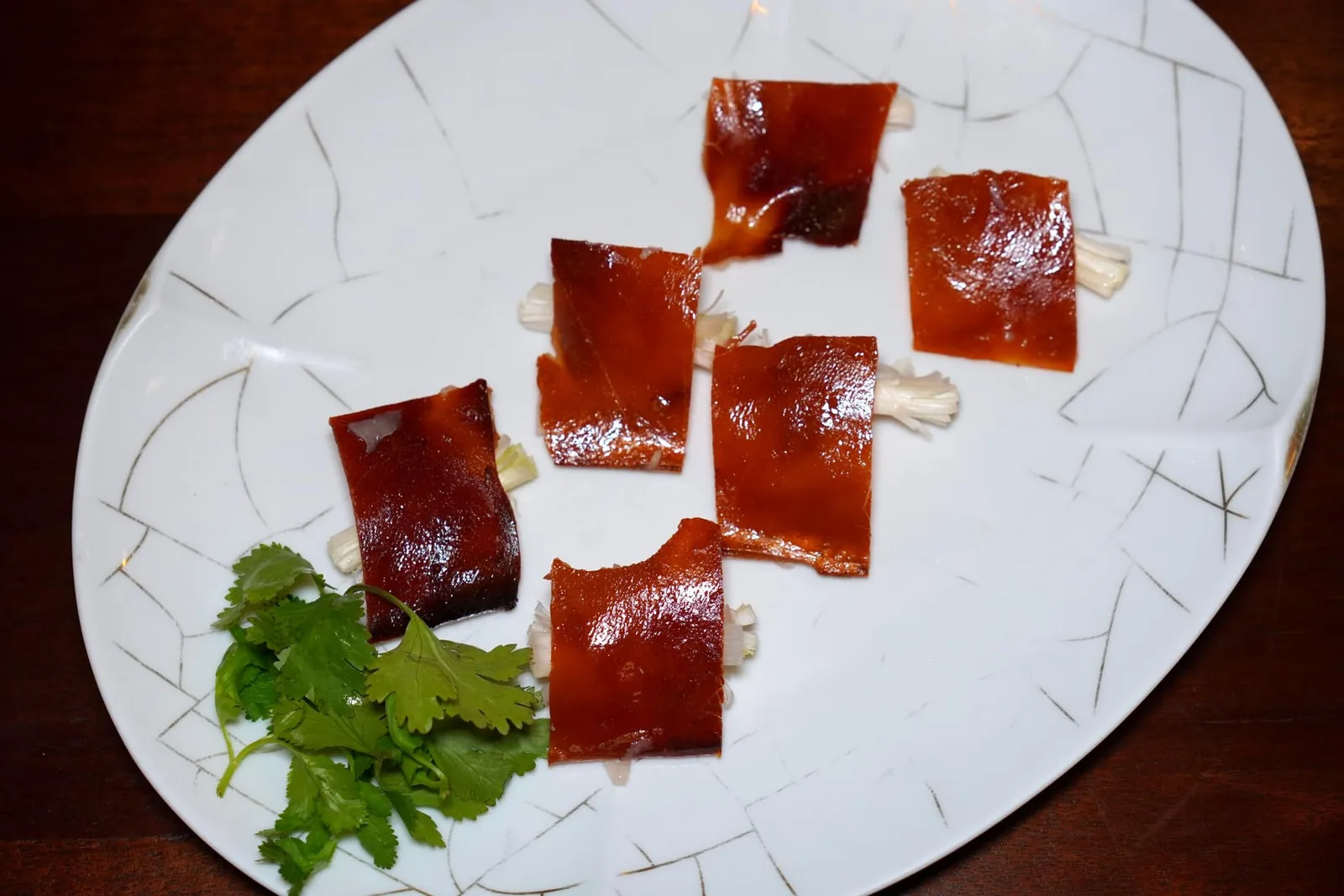 金銀燒豬 (2天前預訂) (3,880 NTD+/one fourth) Suckling Pig (2 days in advance) ทางร้านจัดเสิร์ฟมาหมูหันรวมกันทั้งสิ้นถึง 3 คอร์สเริ่มจากหนังลูกหมูกรอบ ๆ รับประทานคู่กับต้นหอมฝานบางและพริกซอยแบบไร้น้ำจิ้มเพื่อซึมซับอโรมาจากการย่างและมิติทางเนื้อสัมผัสที่เกิดขึ้นระหว่างความกรอบของหนังหมูกับต้นหอม (17/20)