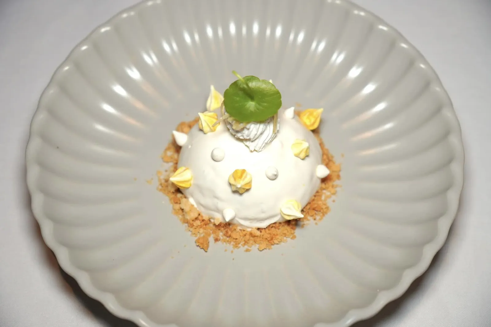 Delizia Al Limone (420++) Sorrento Lemon Delight Sponge Cake, Lemon Custard ของหวานจานแรกเป็นเมนูชื่อดังจากนคร Sorrento ทางตอนใต้ของประเทศอิตาลี เชฟนำเสนอมาเป็น Sponge Cake นุ่ม ๆ ที่มีรสเปรี้ยวและกลิ่นหอมของเลมอนชั้นดีสลับชั้นกันกับคัสตาร์ดเลมอนอันแสนละมุนลิ้น