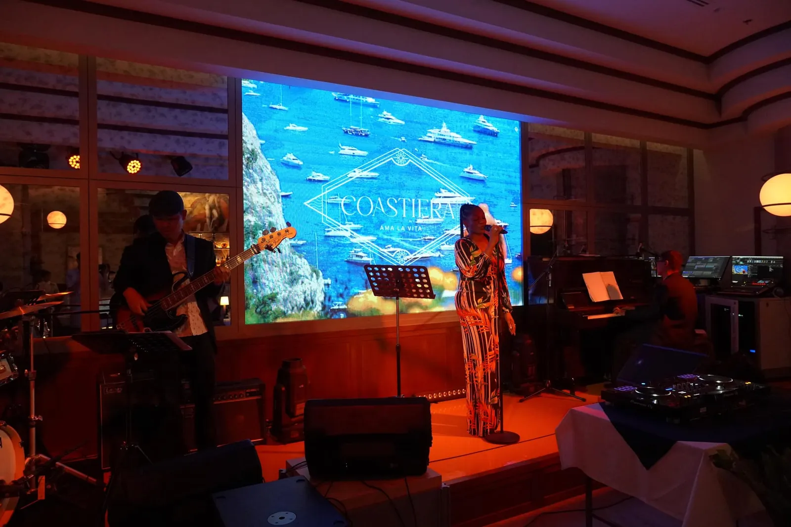 เวทีขนาดใหญ่กลายมาเป็นจุดดึงดูดของลูกค้าทุกคนโดยทางร้านได้ว่าจ้างนักร้องหญิงชาว New York มาขับร้องเพลงอย่างต่อเนื่องตั้งแต่เวลา 2 ทุ่มเป็นต้นไป