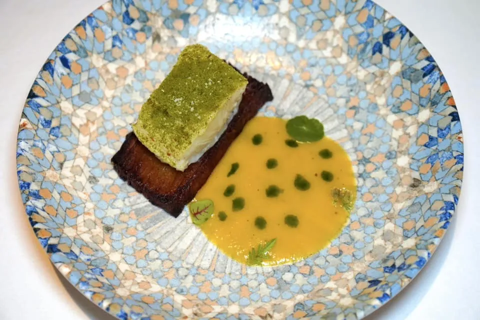 Glacier 51 (1,390++) Chilean Seabass, Pesto Powder, Saffron Sauce, Potato Millefoglie Glacier 51 เป็นชื่อของปลาในกลุ่ม Toothfish เชฟนำไป Slow-cooked นาน 25 นาทีจนได้เนื้อสัมผัสที่นุ่มละมุนคล้ายเนย ด้านบนโรยด้วยผง Pesto ให้ความหอมเฉพาะตัวแล้วปรุงรสด้วยเกลือ Maldon เล็กน้อยด้านล่างคือมันฝรั่งเตรียมมาในรูปแบบของ Millefeuille เพิ่มเนื้อสัมผัสในจานให้ซับซ้อนมากขึ้น ข้าง ๆ กันคือซอสที่ได้สีเหลืองทองมาจาก Saffron หรือหญ้าฝรั่นนั่นเอง