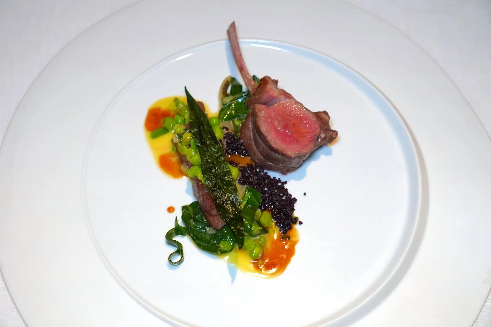Lamb Saddle / Varieties of Green Peas & Beans / Wild Garlic Leaf ซี่โครงแกะนำเข้าจากประเทศนิวซีแลนด์ย่างและเสิร์ฟมาที่ความสุกระดับ Medium Rare ด้านล่างคือองค์ประกอบของ Broadbean Stew จับคู่กับผัก Swiss Chard และใบกระเทียมป่ากรอบ ๆ ข้างกันคือผงมะกอกดำหอม ๆ จากนั้นเชฟจะเทราด Lamb Jus ลงไปในจานช่วยเพิ่มรสชาติให้กับจานนี้นั่นเอง (16/20)