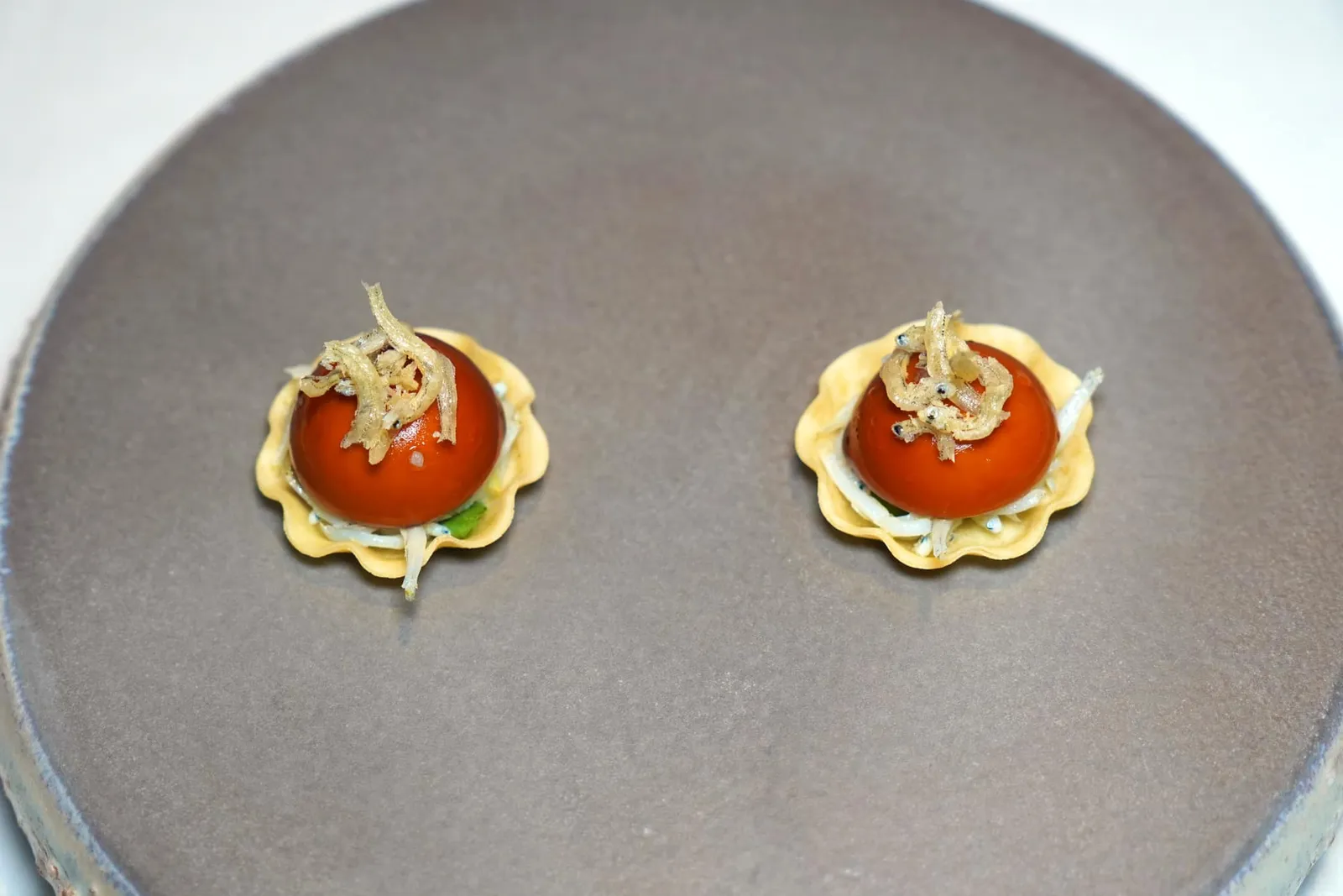 Ice Fish / Onion / Cheese Cream Amuse-bouche อย่างสุดท้ายเชฟได้รับแรงบันดาลใจมาจาก Pissaladière หรือขนมปัง Flatbread ที่นิยมรับประทานกันในภูมิภาค Liguria โดยเชฟนำเสนอมาเป็นทาร์ตขนาดพอดีคำ ตรงกลางบรรจุปลาตัวเล็ก ๆ เชื่อมด้วยความหอมมันของครีมที่เตรียมมาจาก Parmesan ผสมกับความหวานของหัวหอมใหญ่ ส่วนด้านบนเป็นเนื้อสัมผัสของปลากรอบอีกทีหนึ่ง (18/20)
