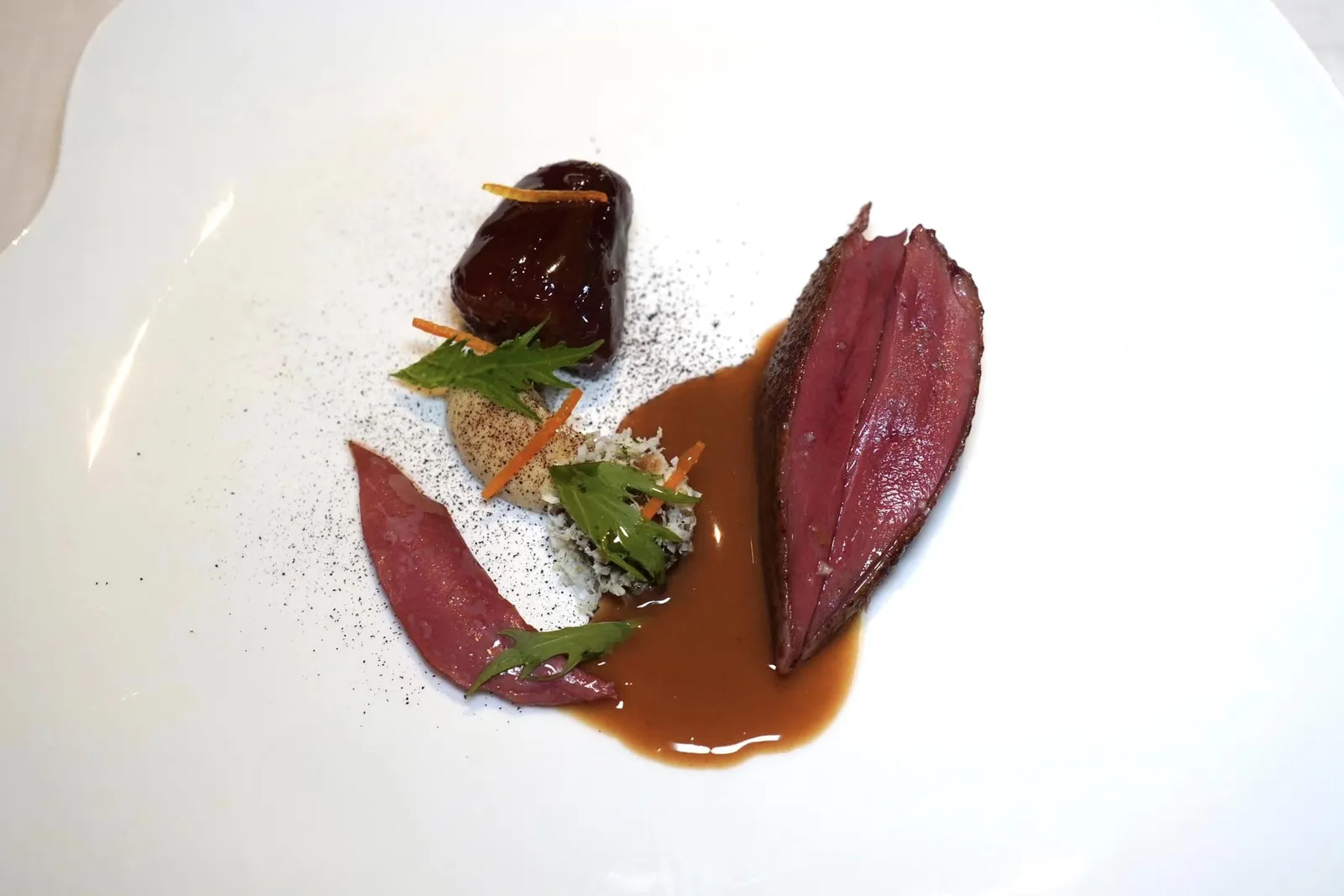 Pigeon / Date / Kumquat / Cauliflower อาหารจานหลักในวันนี้คือนกพิราบจากเมือง Breese เสิร์ฟมาที่ความสุกแบบ Rare ทั้งส่วนอกและขาให้เนื้อสัมผัสที่นุ่มแต่ยังคงความสู้ฟันได้อย่างพอเหมาะ ข้าง ๆ กันคือ Purée ที่เตรียมมาจากกะหล่ำดอกและองค์ประกอบของเกาลัดให้รสชาติหวานนิด ๆ นอกจากนี้ยังมีพุทราเคี้ยวหนึบ ด้านในสอดไส้เครื่องในนกพิราบให้ทั้งความหวานและความครีมมี่ของเครื่องในบาลานซ์กันกับความหนึบและขมของผิวซิตรัส Kumquat ได้อย่างลงตัว จากนั้นพนักงานจะเทราด Champagne Velouté Sauce ลงไปช่วยเชื่อมรสชาติของทุกองค์ประกอบเข้าด้วยกัน (18/20)